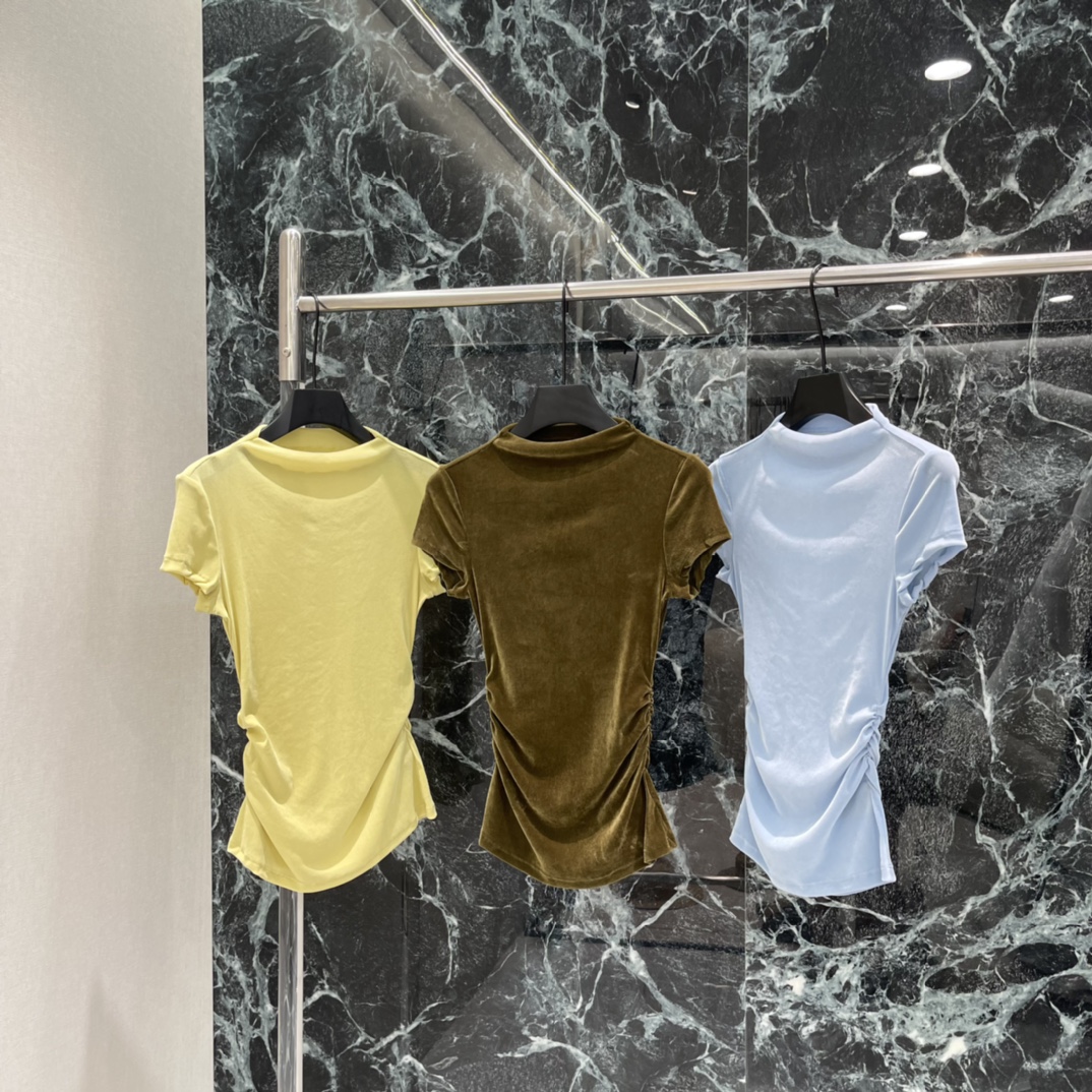 NO:782781,The highest version on the market, the girl inspects the goods, trims the three marks on the threads, and delivers the goods. You can send pictures and videos. If you want quality and service, please add me on WeChat. We will not accept urgent orders. 26 new spring and summer velvet short-sleeved tops. Soft and shiny. Slim-fitting short style + side pleat design. Slimming and modifying body proportions. Straight-shoulder cut. Pair with high-waisted pants or skirts. Easily create a retro and elegant style. Great for daily outings and parties! Three colors of SML, women's clothing, skirts, T-shirt,19860909市面最高版本小妹验货、修剪线头上三标、发货可发图及拍视频,要品质要服务的加我微信,不接急单. 26春夏新款 丝绒短袖上衣 柔软有光泽 修身短款+侧边褶皱设计 显瘦又修饰身材比例 正肩剪裁 搭配高腰裤或裙装 轻松打造复古优雅风 日常出街,聚会都很出彩!三个色SML,女装,skirts,T-shirt,,Women's clothing