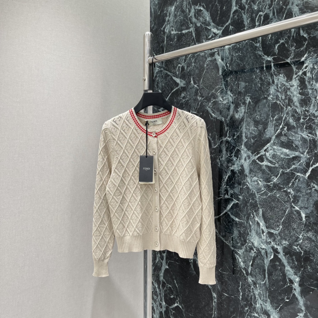 NO:782801,The highest version on the market, the girl inspects the goods, trims the three marks on the threads, and delivers the goods. You can send pictures and videos. If you want quality and service, please add me on WeChat. We will not accept urgent orders. (Cardigan) FD 26 Spring and Summer New Style Hollow knitted cardigan, round neck + contrasting red and white stripes, simple and exquisite! Diamond texture design, comfortable and close to wear, front button opening and closing, easy to put on and take off, can be easily used for commuting and dating, apricot color is gentle and versatile  Easily matched with various inner wear or skirts, perfect elegance. One color SML, Fendi-clothing, fendi, skirts,19860909市面最高版本小妹验货、修剪线头上三标、发货可发图及拍视频,要品质要服务的加我微信,不接急单.（开衫） FD 26春夏新款 镂空针织开衫 圆领+撞色红白条纹 简约又精致!菱格纹理设计 穿着舒适贴身 正面纽扣开合 穿脱方便 通勤约会都能轻松驾驭 杏色温柔百搭 轻松搭配各种内搭或裙装,优雅气质满分.一个色SML,芬迪-服装,fendi,skirts,,Women's clothing