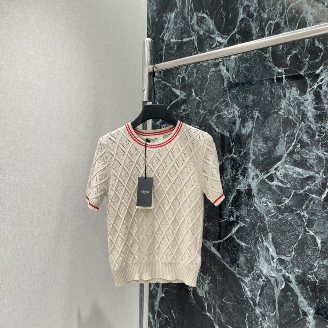 NO:782815,The highest version on the market, the girl inspects the goods, trims the three marks on the threads, and delivers the goods. You can post pictures and take videos. If you want quality and service, please add me on WeChat. We will not accept urgent orders. (Short-sleeved) FD 26 Spring and Summer New Style Hollow knitted short-sleeves. Designed with hollow rhombus texture. Light and breathable. Super comfortable to wear in spring and summer! The red and white stripes on the collar and cuffs are full of vitality and exquisite. It can be easily used in daily or light formal occasions.  Pair it with jeans or a skirt, it is simple and detailed, fashionable and versatile! One color SML, Fendi-clothing, fendi, skirts, jeans, T-shirt,19860909市面最高版本小妹验货、修剪线头上三标、发货可发图及拍视频,要品质要服务的加我微信,不接急单.（短袖） FD 26春夏新款 镂空针织短袖 采用镂空菱格纹理设计 轻盈透气 春夏穿超舒服!领口和袖口红白条纹点缀活力满满又很精致 日常或轻正式场合都能轻松驾驭 搭配牛仔裤或半身裙,简约又有细节感,时髦又百搭!一个色SML,芬迪-服装,fendi,skirts,jeans,T-shirt,,Women's clothing