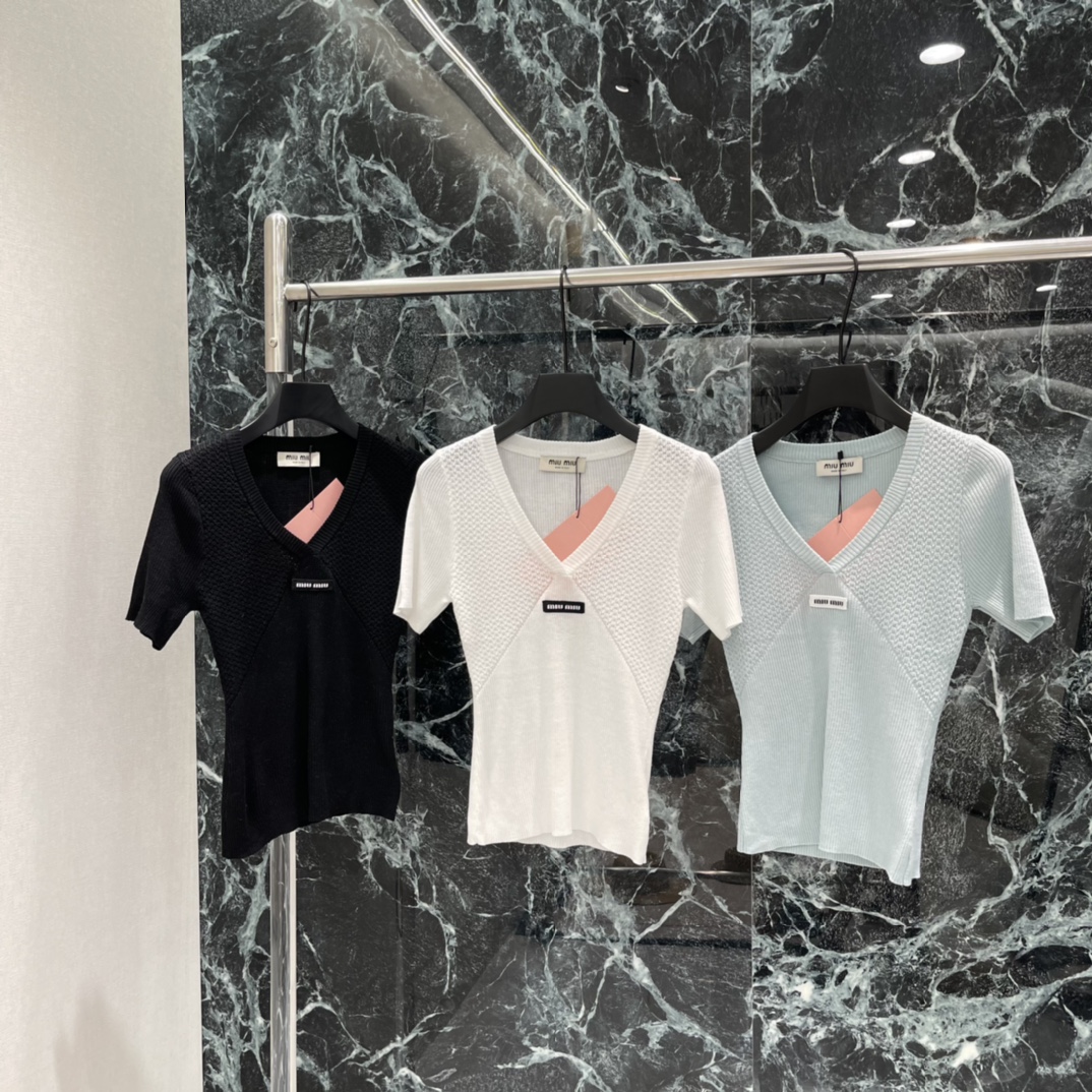 NO:782845,The highest version on the market, the girl inspects the goods, trims the three marks on the threads, and delivers the goods. You can post pictures and take videos. If you want quality and service, please add me on WeChat. We will not accept urgent orders. Miu 26 new spring and summer V-neck knitted short sleeves. The hollow knitted design is super textured, breathable and comfortable. Just perfect for spring and summer! The V-neck modifies the neck line. The brand micro-label on the chest is very recognizable. The short sleeves are simple and versatile. It can be worn alone or layered for daily commuting.  It can be worn on dates, practical and fashionable! Three colors SML, Miumiu-clothing, miumiu, T-shirt,19860909市面最高版本小妹验货、修剪线头上三标、发货可发图及拍视频,要品质要服务的加我微信,不接急单. Miu 26春夏新款 V领针织短袖 镂空编织设计超有质感 透气又舒适 春夏穿刚刚好!V领修饰颈部线条 胸前品牌微标超有辨识度 短袖简约百搭 单穿or内搭都OK 日常通勤 约会都能穿,实用又时髦!三个色SML,缪缪-服装,miumiu,T-shirt,,Women's clothing