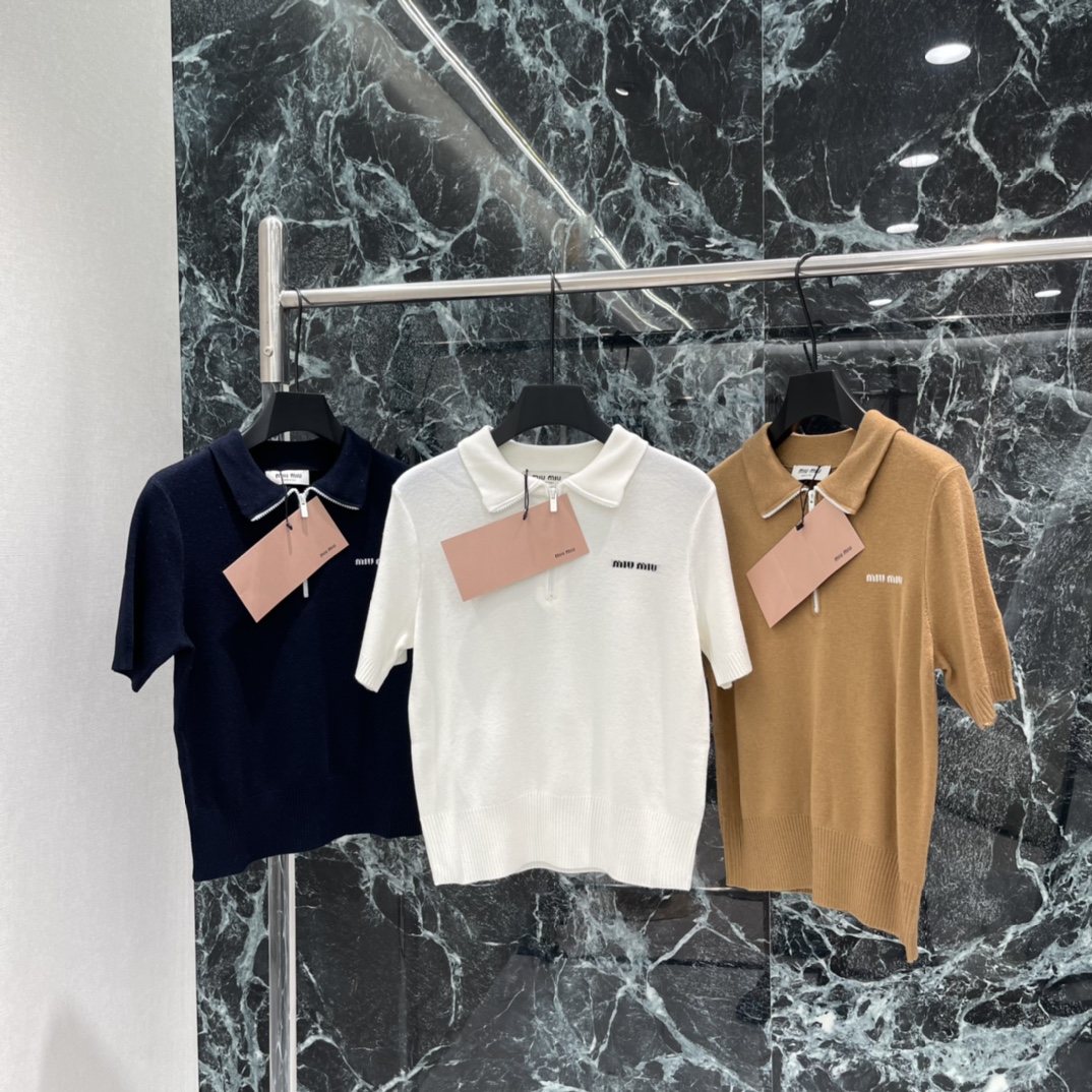 NO:782837,The highest version on the market, the girl inspects the goods, trims the three marks on the threads, and delivers the goods. You can post pictures and take videos. If you want quality and service, add me on WeChat. We will not accept urgent orders. Miu 26 spring and summer new style. Knitted lapel short sleeves. White piping + micro-label embroidery. Perfect details. Short-sleeved design. Suitable for early autumn or indoor wear. Comfortable and fashionable. Pair with jeans or skirt. Easily get the style of a wealthy daughter.  Age-reducing and elegant. Three colors SML, Miu Miu-clothing, miumiu, skirts, jeans, T-shirt,19860909市面最高版本小妹验货、修剪线头上三标、发货可发图及拍视频,要品质要服务的加我微信,不接急单. Miu 26春夏新款 针织翻领短袖 白色滚边+微标刺绣 细节满分 短袖设计 初秋或室内穿都很合适 舒适又时髦 搭配牛仔裤或半裙 轻松get富家千金风 减龄又优雅.三个色SML,缪缪-服装,miumiu,skirts,jeans,T-shirt,,Women's clothing