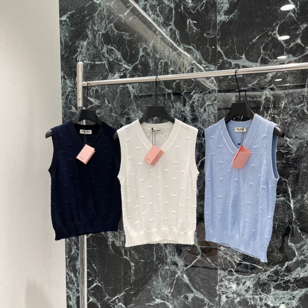 NO:782829,The highest version on the market, the girl inspects the goods, trims the three marks on the threads, and delivers the goods. You can send pictures and videos. If you want quality and service, add me on WeChat. We will not accept urgent orders. Miu 26 new spring and summer hollow knitted vest V-neck sleeveless design is simple, elegant and a little retro. The hollow knitted texture is super layered. It is great to wear alone or layered with shirts and dresses in spring and summer! It can be easily used for daily commuting, dating and leisure. It is versatile and not picky.  Easily create a gentle look ~ three colors SML, Miu Miu-clothing, miumiu, skirts, shirts,19860909市面最高版本小妹验货、修剪线头上三标、发货可发图及拍视频,要品质要服务的加我微信,不接急单. Miu 26春夏新款 镂空针织背心 V领无袖设计 简约优雅又带点复古感 镂空针织纹理超有层次 春夏单穿或叠搭衬衫 连衣裙都很出彩!日常通勤 约会休闲都能轻松驾驭 百搭不挑人 轻松打造温柔气质look~三个色SML,缪缪-服装,miumiu,skirts,shirts,,Women's clothing