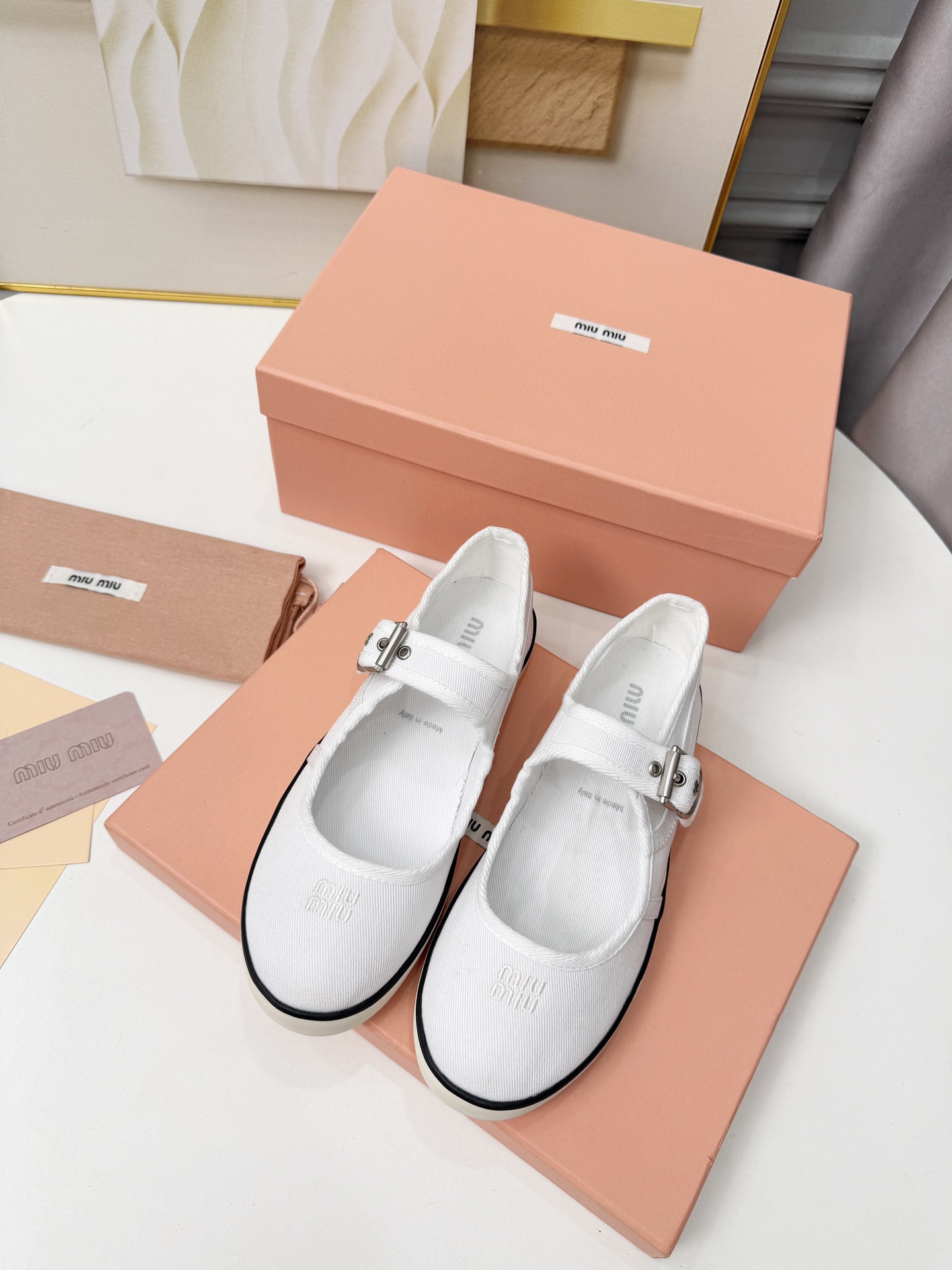NO:781680,Miu Mi* 26ss is the latest casual canvas shoes. They are simple and elegant, light luxury casual shoes that can also be worn in the workplace. I found this pair of Miu Miu canvas shoes, which uses low-saturated tones to balance sweetness and coolness. The canvas material is breathable and not stuffy, and the rubber sole is soft and elastic without tiring the feet. From the office to the cafe, one pair can handle all scenes. The low-key logo embroidery gives a sense of luxury with a sense of proportion.  Paired with pleated skirts and jeans, it is so sweet that you will look like a wealthy daughter, gentle and powerful. Twill upper, bree lining, rubber outsole, size 35-40 (customized size 40 is non-refundable), heel height 2cm, mary jane, miumiu, mary jane, skirts, jeans19860909Miu Mi* 26ss 最新款休闲帆布鞋 简约大气、职场人也能穿的轻奢休闲鞋,被我找到了,Miu Miu这双帆布鞋,用低饱和色调平衡甜与酷.帆布材质透气不闷脚,橡胶底软弹不累脚,从办公室走到咖啡馆,一双搞定所有场景.低调的logo刺绣,是懂分寸的高级感. 搭配百褶裙、牛仔裤都甜到冒泡,穿上就是富家千金既视感,温柔又有力量. 鞋面斜纹布 内里布里 大底橡胶大底 size35-40码（40码定制不退换） 跟高2cm,玛丽珍,miumiu,mary jane,skirts,jeans,Women's Shoes