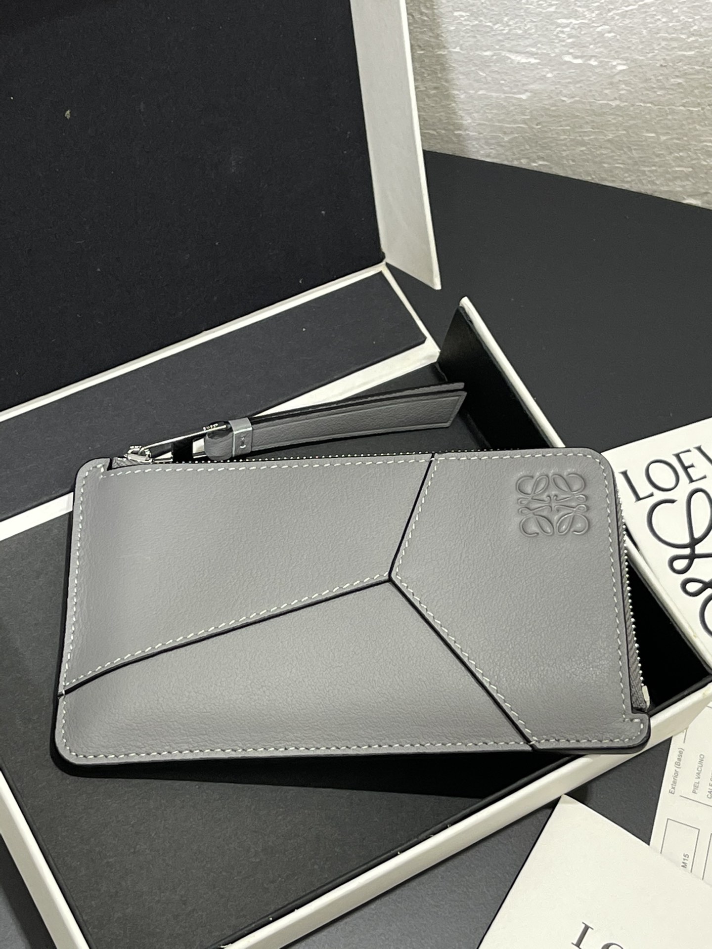 NO:769224,Men's zipper card holder This card holder is inspired by the puzzle series handbags, with a unique geometric pattern. Made of classic cowhide. Six card slots and zipper pockets. Style number size 158.5, Loewe wallet, loewe, wallets, cowhide19860909男士拉链卡包 此卡包灵感来源于puzzle 系列手袋,采用独特的几何图案 采用经典牛皮制成 六个卡位和拉链口袋 款号 尺寸158.5,罗意威钱包,loewe,wallets,cowhide,欧美剧