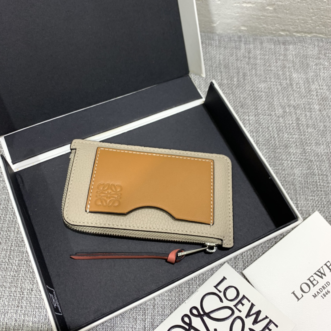 NO:769246,Color matching zipper small card holder, made of soft pique calfskin and contrasting calfskin, with card slots and zipper pockets on both sides, which can hold change and cards, exquisite and practical. Style number 3762, size 13*7.5, Loewe wallet, loewe, wallets, cowhide19860909拼色拉链小卡包 选用质感柔软珠地小牛皮搭配撞色小牛皮,两侧有卡位及拉链口袋,可放零钱、卡,精致、实用.款号3762,尺寸13*7.5,罗意威钱包,loewe,wallets,cowhide,欧美剧