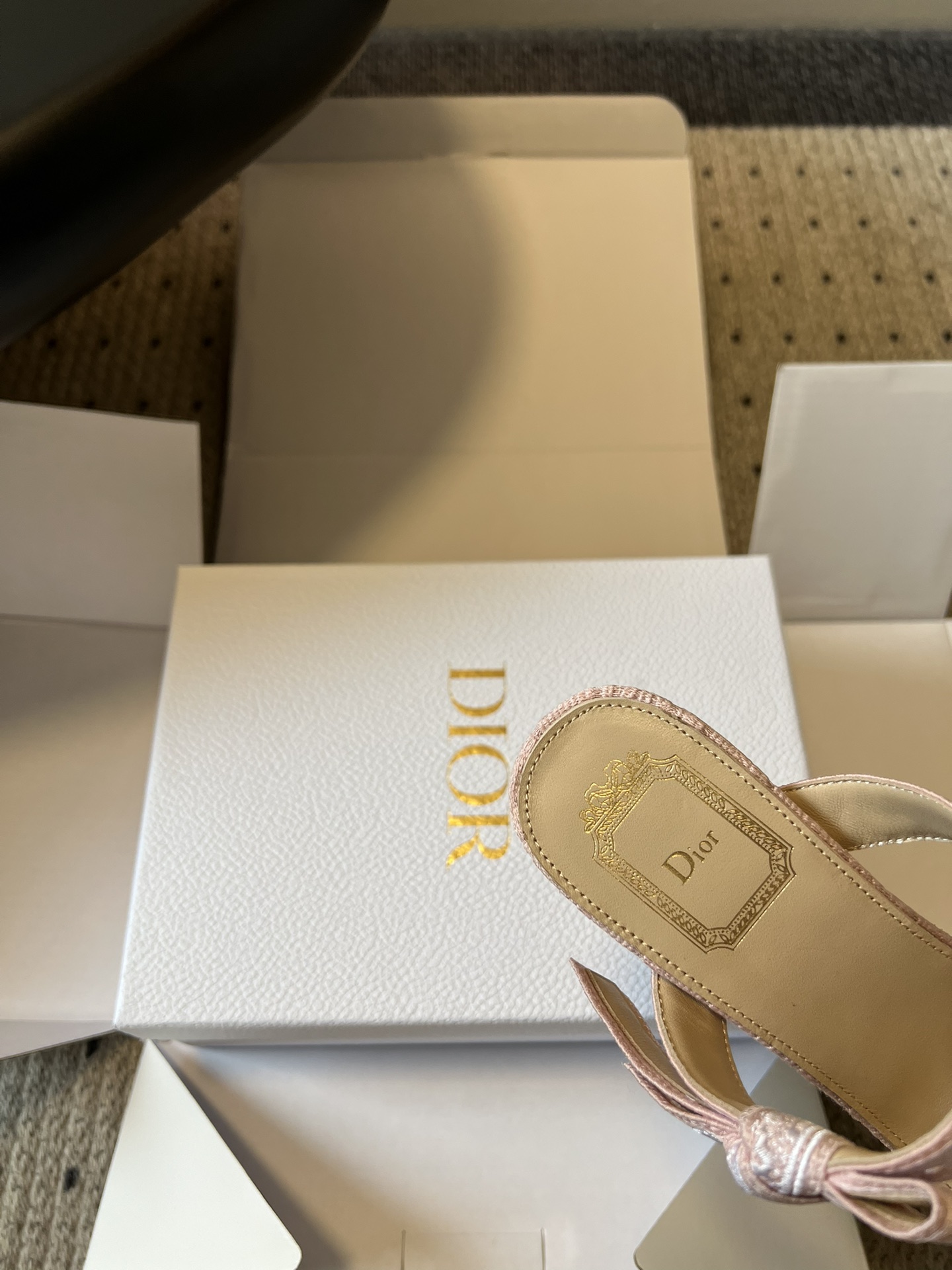 Dio*26ss早春新款蕾丝绑带方头高跟鞋一眼沦陷的复古设计，将迪奥的精致与浪漫完美融合。方头鞋型极致修