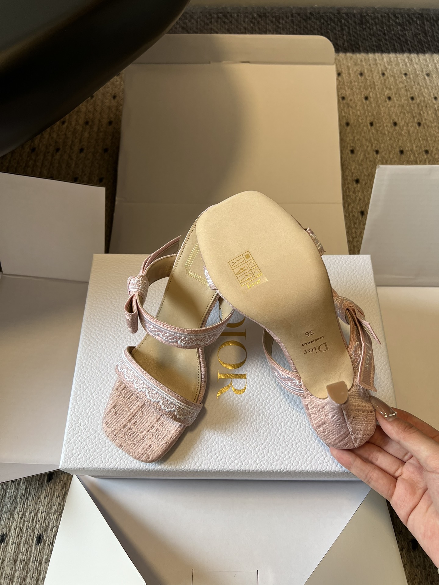 Dio*26ss早春新款蕾丝绑带方头高跟鞋一眼沦陷的复古设计，将迪奥的精致与浪漫完美融合。方头鞋型极致修