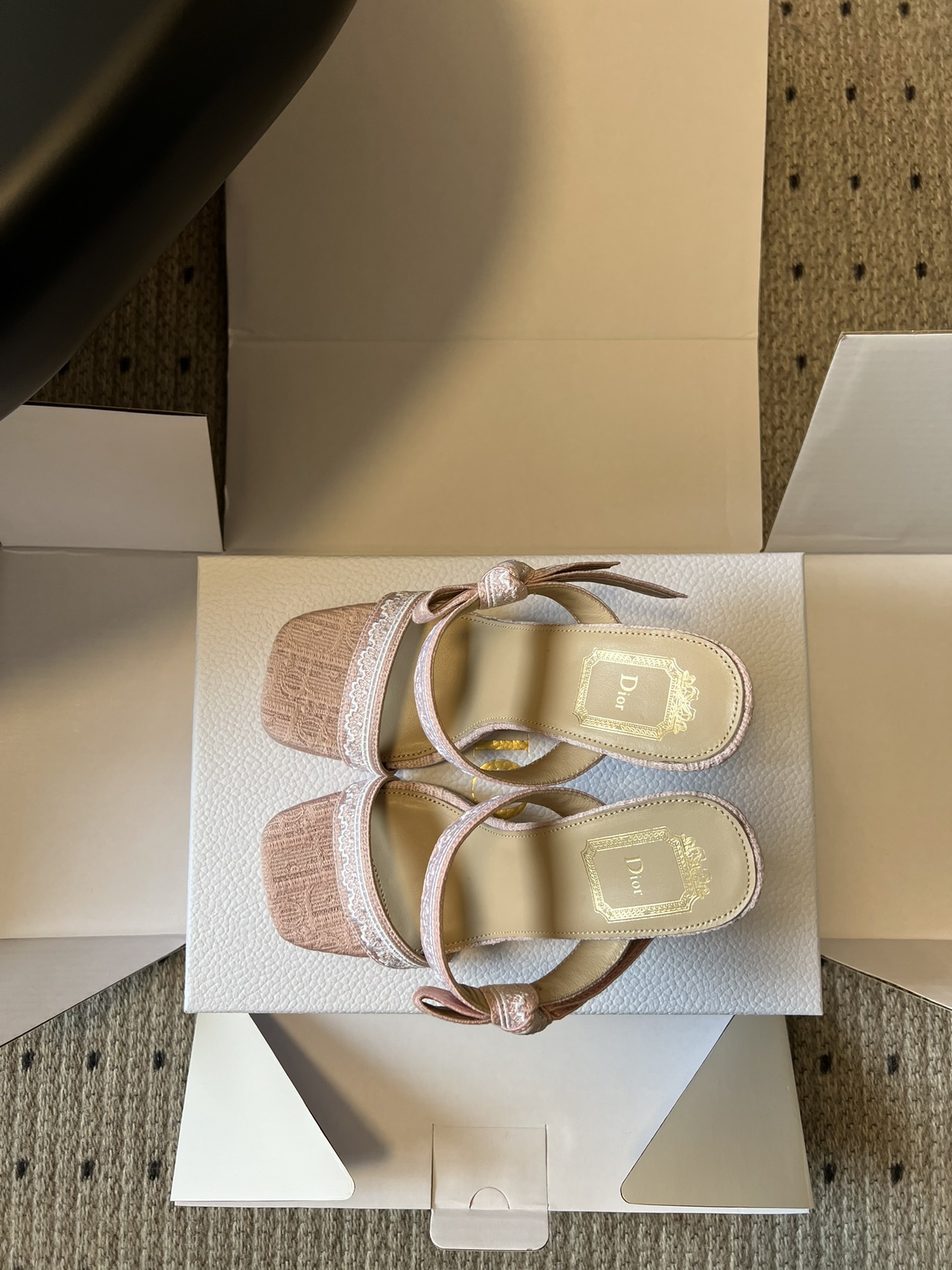 Dio*26ss早春新款蕾丝绑带方头高跟鞋一眼沦陷的复古设计，将迪奥的精致与浪漫完美融合。方头鞋型极致修