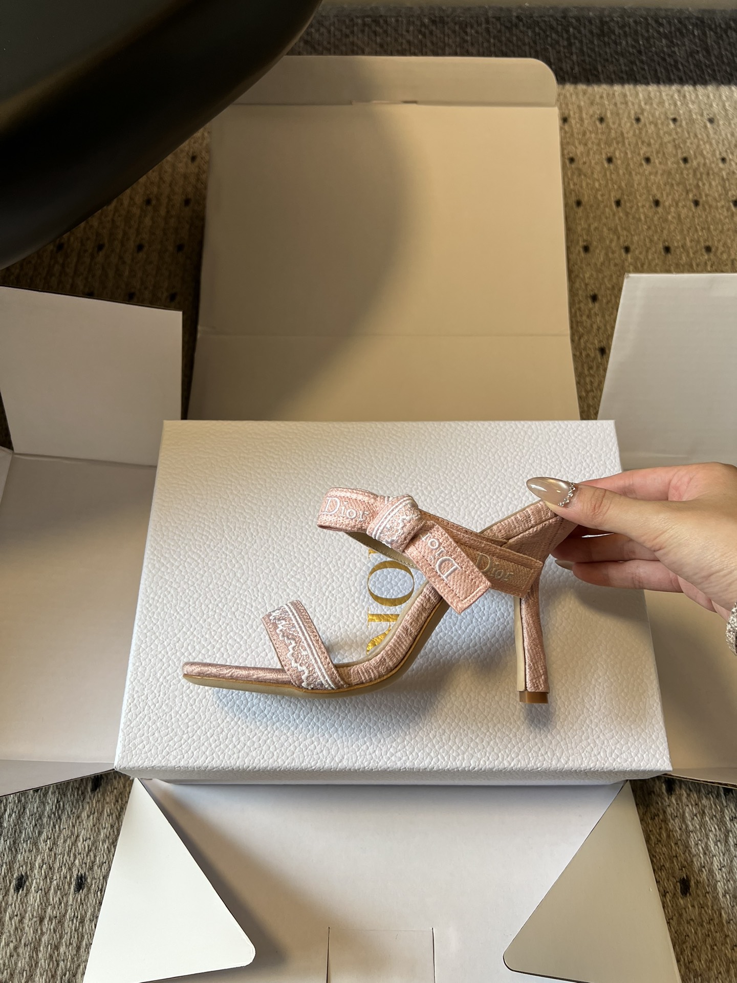 Dio*26ss早春新款蕾丝绑带方头高跟鞋一眼沦陷的复古设计，将迪奥的精致与浪漫完美融合。方头鞋型极致修