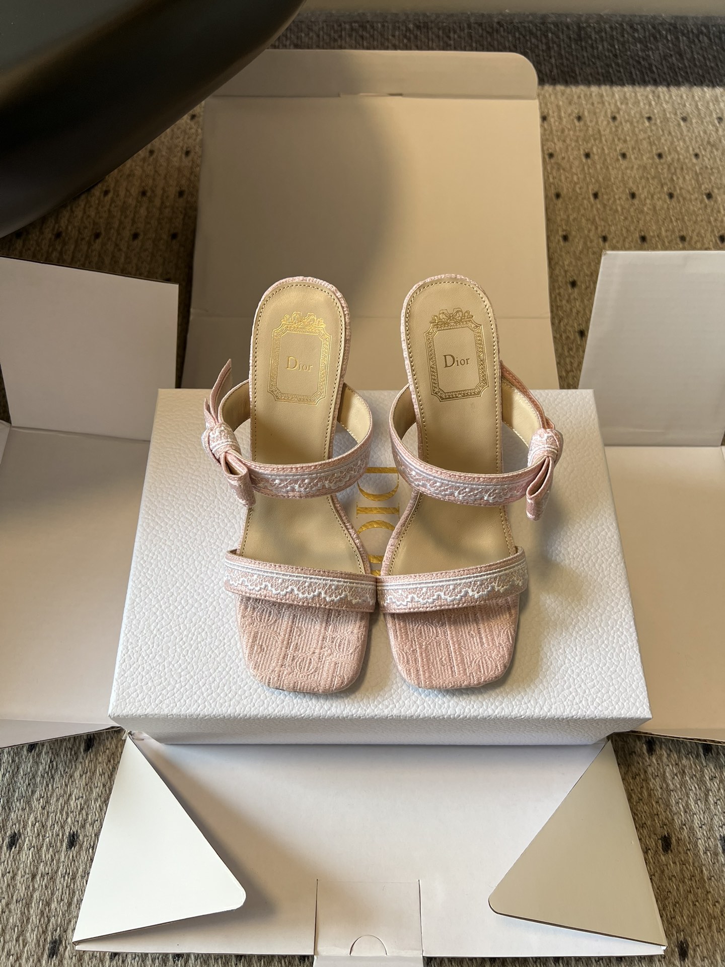 Dio*26ss早春新款蕾丝绑带方头高跟鞋一眼沦陷的复古设计，将迪奥的精致与浪漫完美融合。方头鞋型极致修