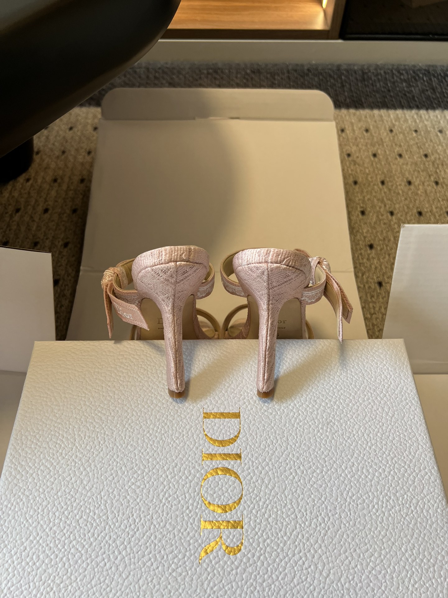 Dio*26ss早春新款蕾丝绑带方头高跟鞋一眼沦陷的复古设计，将迪奥的精致与浪漫完美融合。方头鞋型极致修