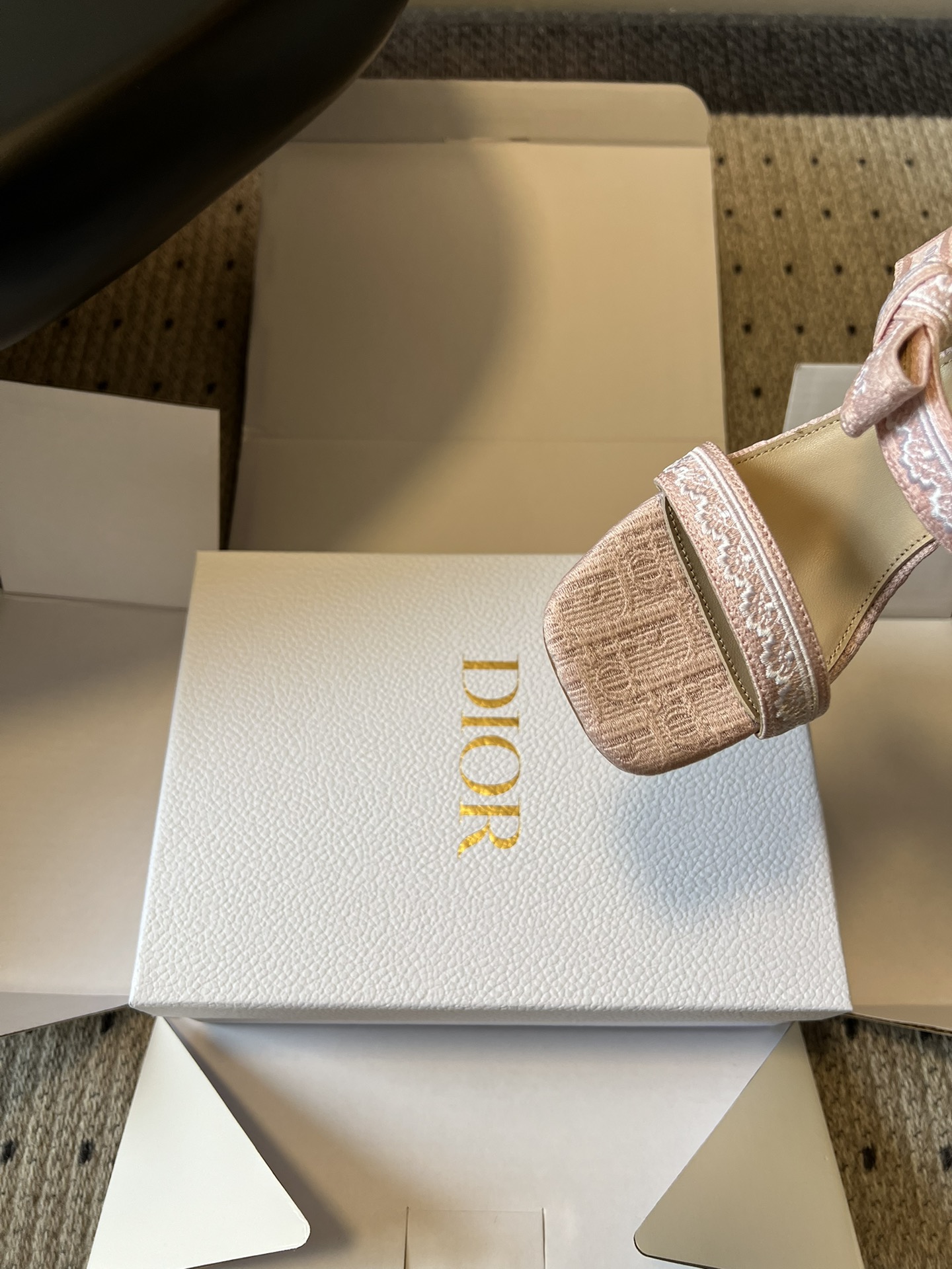 Dio*26ss早春新款蕾丝绑带方头高跟鞋一眼沦陷的复古设计，将迪奥的精致与浪漫完美融合。方头鞋型极致修