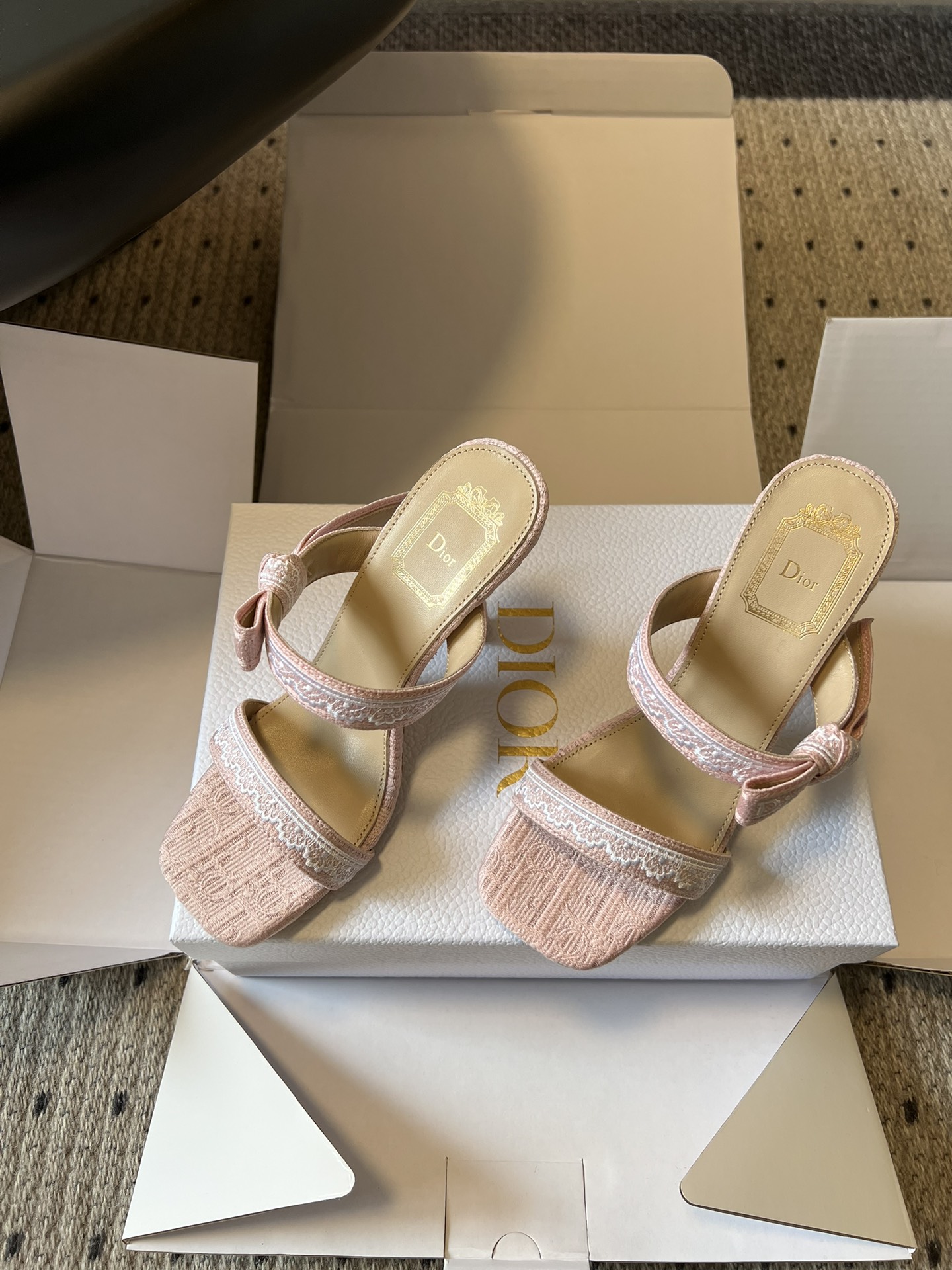 Dio*26ss早春新款蕾丝绑带方头高跟鞋一眼沦陷的复古设计，将迪奥的精致与浪漫完美融合。方头鞋型极致修