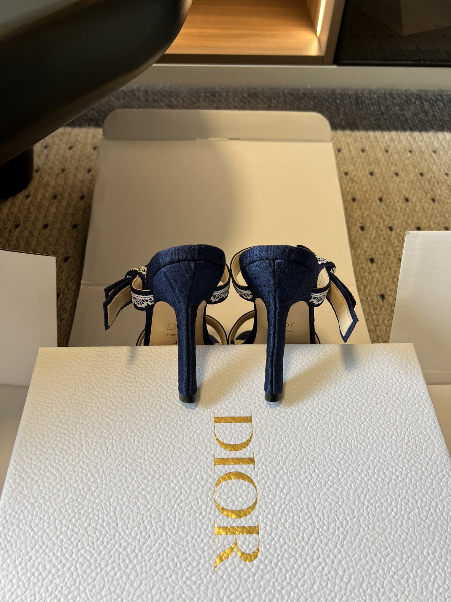 Dio*26ss早春新款蕾丝绑带方头高跟鞋一眼沦陷的复古设计，将迪奥的精致与浪漫完美融合。方头鞋型极致修