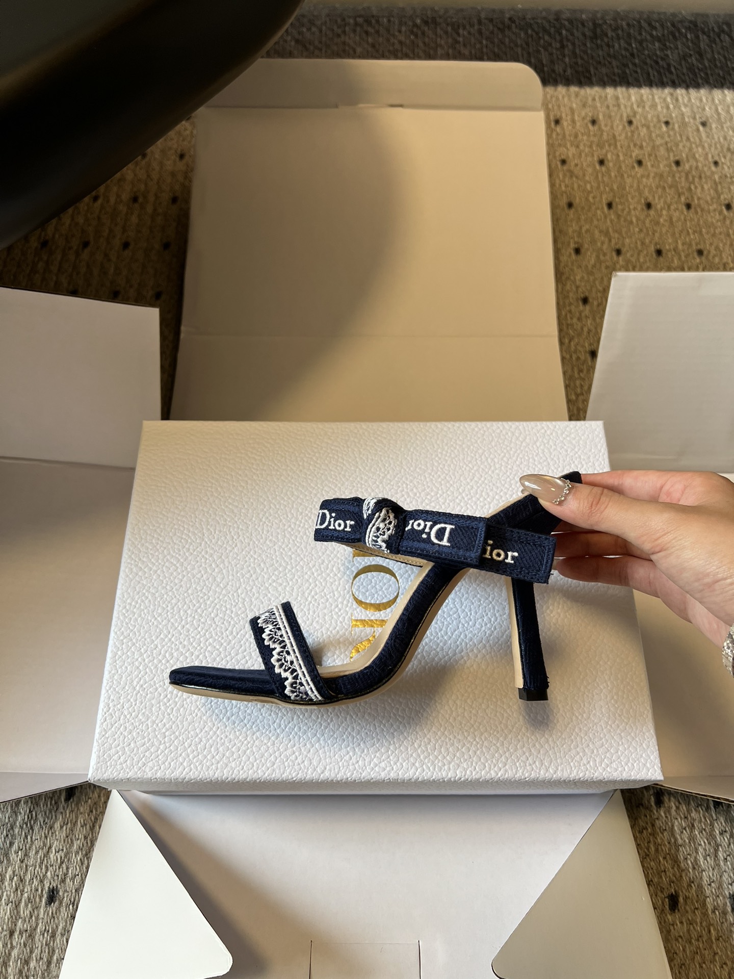 Dio*26ss早春新款蕾丝绑带方头高跟鞋一眼沦陷的复古设计，将迪奥的精致与浪漫完美融合。方头鞋型极致修