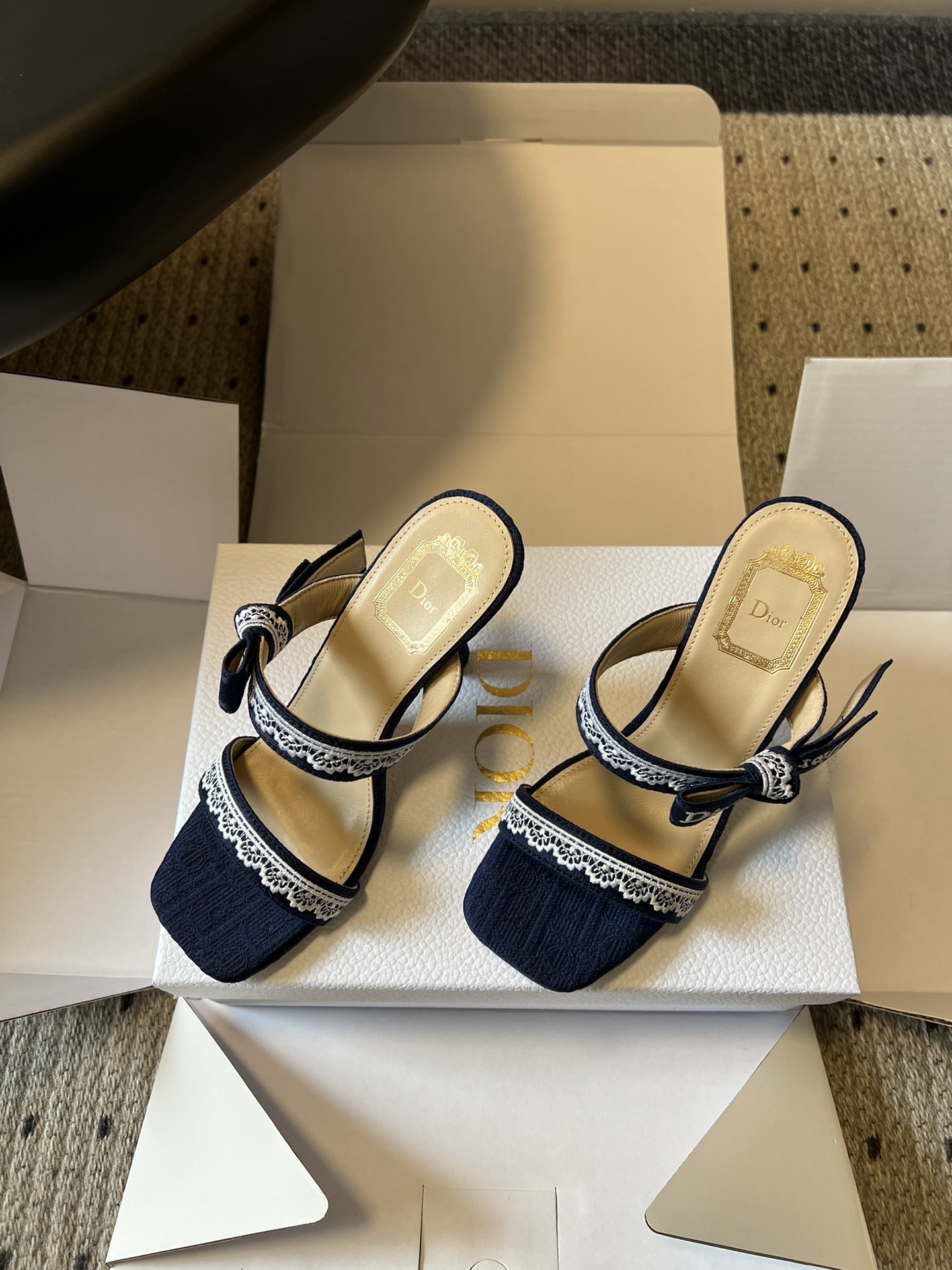 Dio*26ss早春新款蕾丝绑带方头高跟鞋一眼沦陷的复古设计，将迪奥的精致与浪漫完美融合。方头鞋型极致修