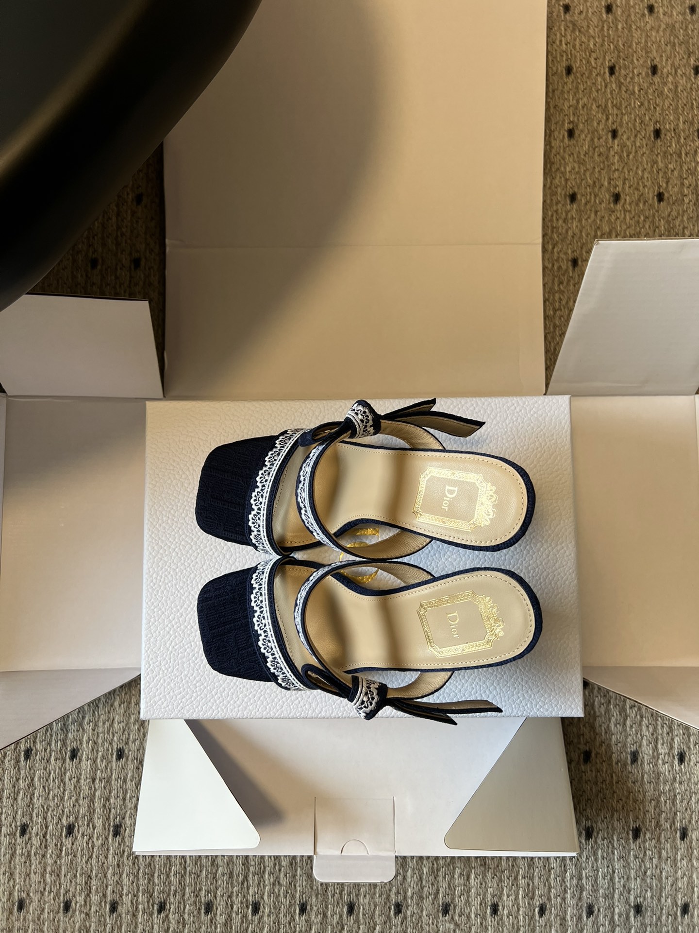 Dio*26ss早春新款蕾丝绑带方头高跟鞋一眼沦陷的复古设计，将迪奥的精致与浪漫完美融合。方头鞋型极致修