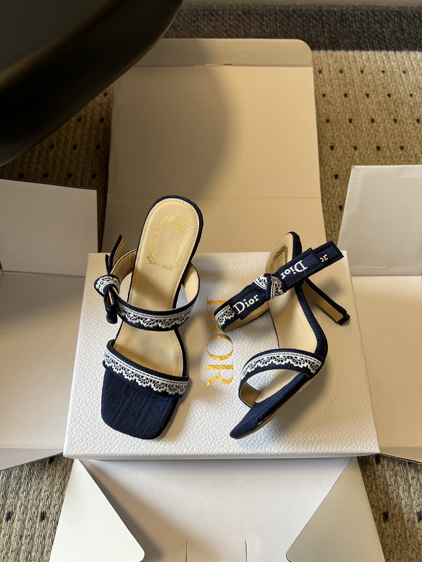 Dio*26ss早春新款蕾丝绑带方头高跟鞋一眼沦陷的复古设计，将迪奥的精致与浪漫完美融合。方头鞋型极致修