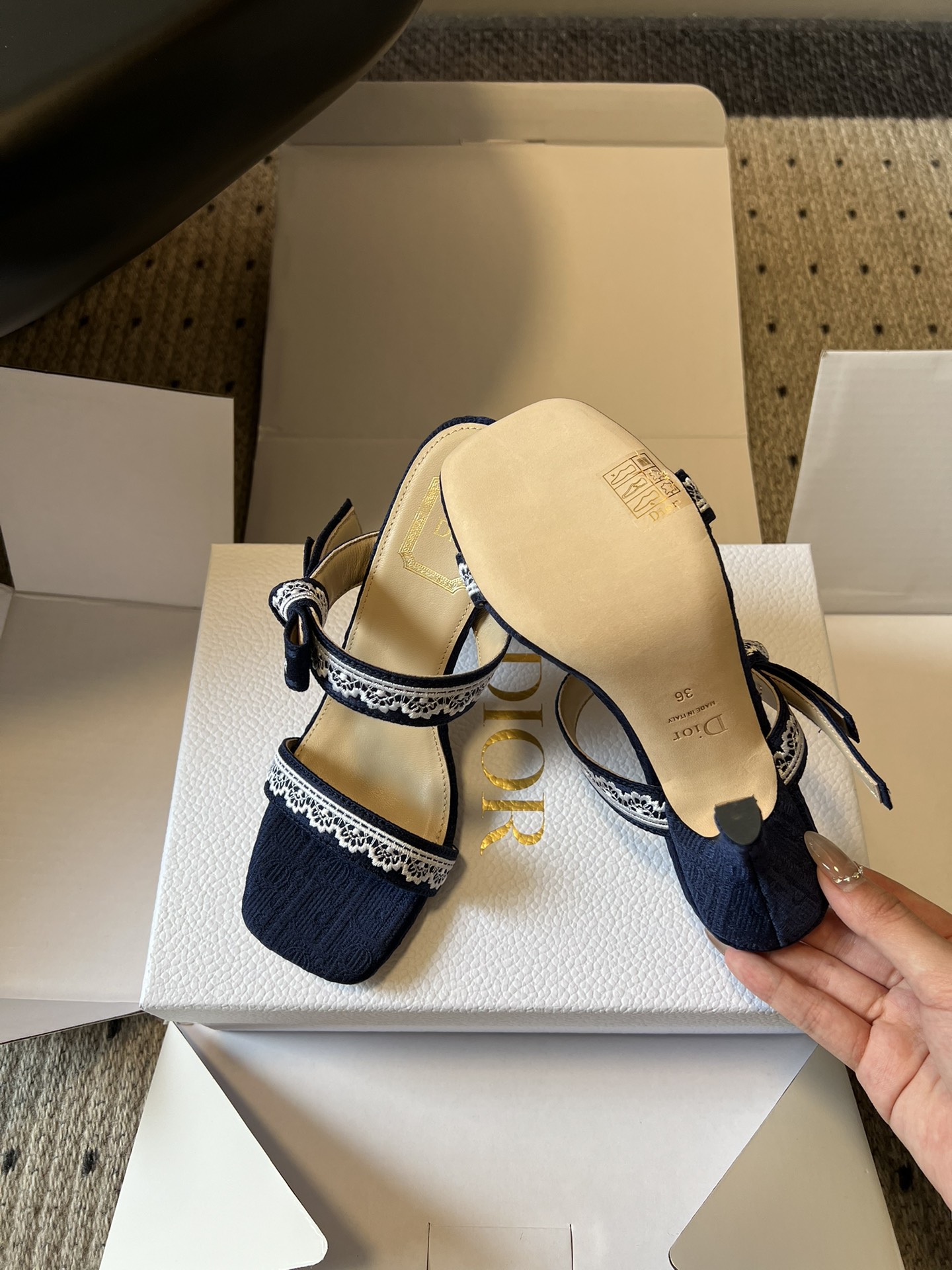 Dio*26ss早春新款蕾丝绑带方头高跟鞋一眼沦陷的复古设计，将迪奥的精致与浪漫完美融合。方头鞋型极致修