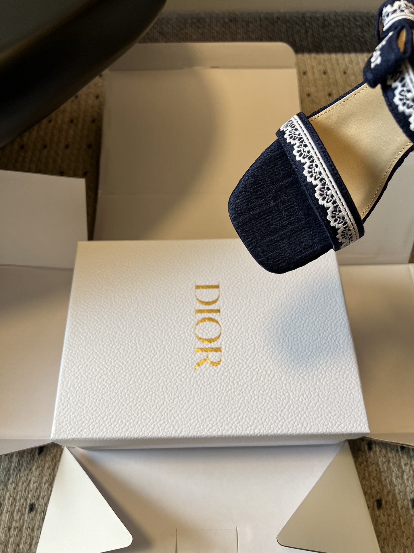 Dio*26ss早春新款蕾丝绑带方头高跟鞋一眼沦陷的复古设计，将迪奥的精致与浪漫完美融合。方头鞋型极致修