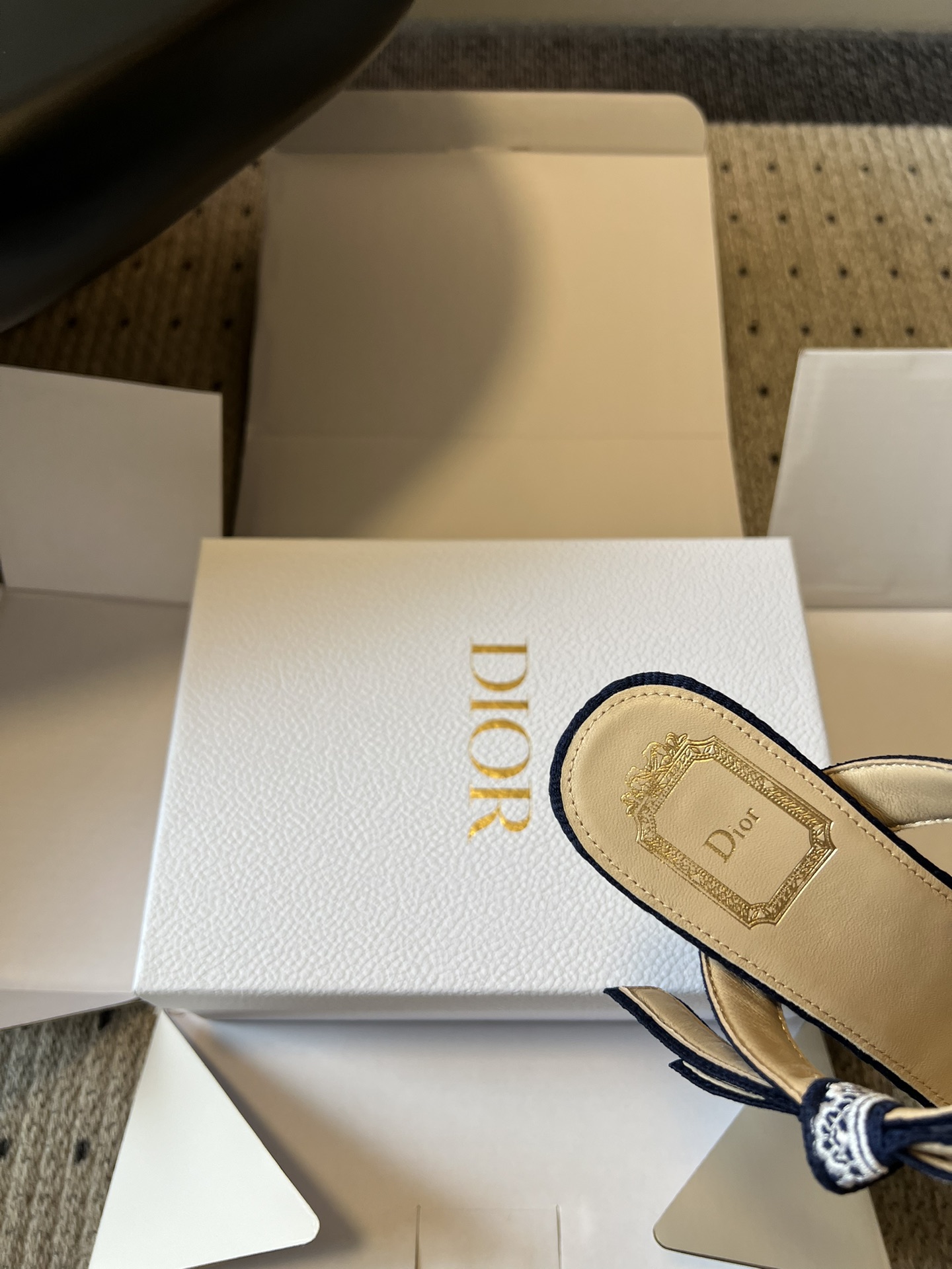 Dio*26ss早春新款蕾丝绑带方头高跟鞋一眼沦陷的复古设计，将迪奥的精致与浪漫完美融合。方头鞋型极致修