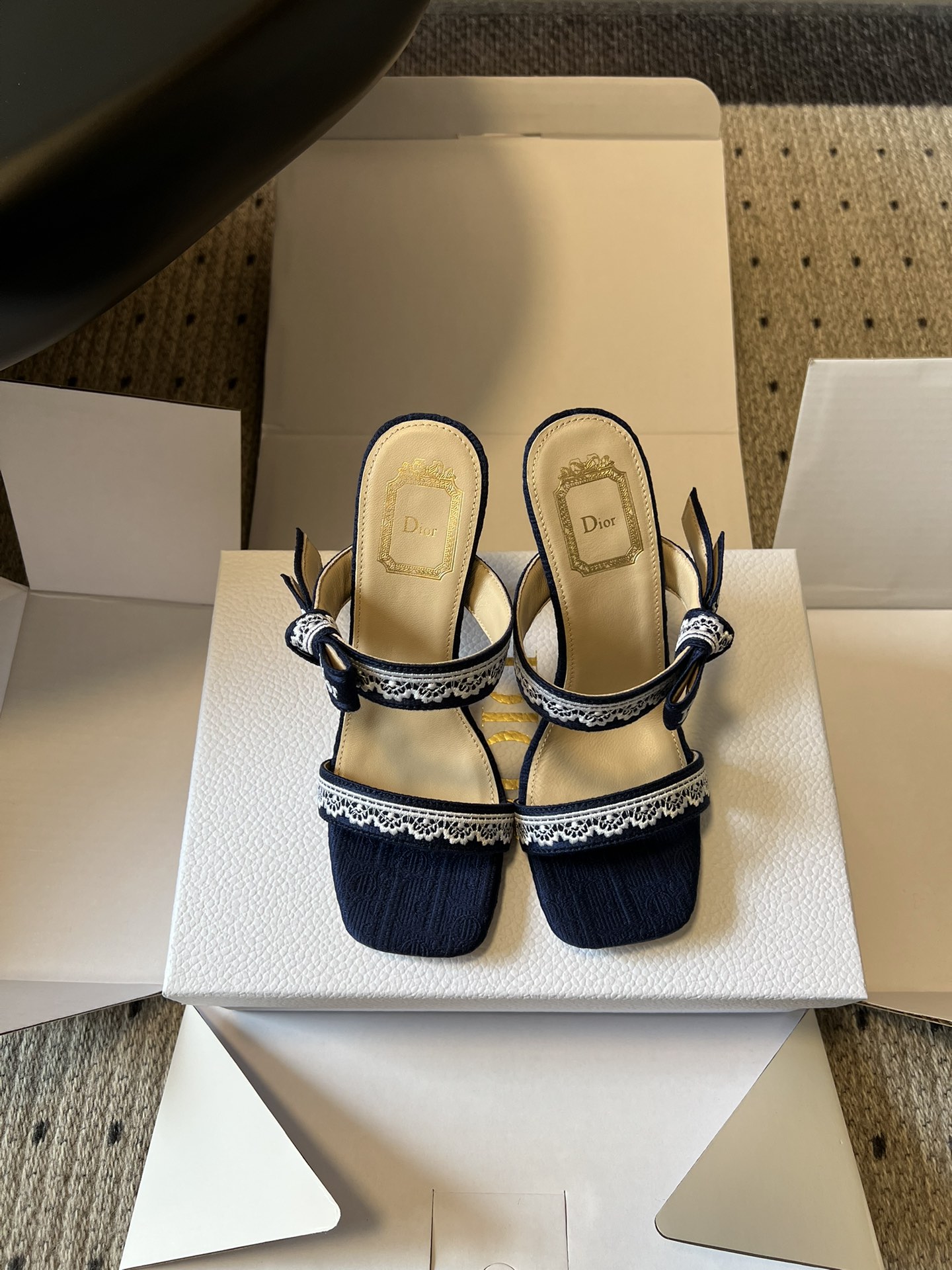 NO:782744,Top quality Dio*26ss early spring new lace strap square-toe high heels. The retro design that is instantly charming perfectly combines Dior's delicacy and romance. The square-toe shoe shape perfectly modifies the foot shape, making the foot smaller instantly, easily creating a slender and slender visual effect; the double-layer strap design is matched with exquisite lace, which is smart and age-reducing, and the bow details add a girlish feel. Every detail tells the brand's top craftsmanship.  Whether paired with a simple commuting suit, an elegant holiday dress, or casual jeans, you can easily capture the looseness and put a sense of luxury on your feet, making you the center of attention wherever you go. Embroidered upper fabric, sheepskin lining, Italian genuine leather outsole, size 35-42 (customized sizes 40, 41, and 42 are non-refundable), heel height 10cm, high heels and slippers, dior, dior, high  heels,slippers,skirts,jeans,sheepskin,Leather soles19860909顶级品质 Dio*26ss早春新款蕾丝绑带方头高跟鞋 一眼沦陷的复古设计,将迪奥的精致与浪漫完美融合.方头鞋型极致修饰脚型,秒显脚小,轻松打造纤细修长的视觉效果；双层绑带设计搭配精致蕾丝花边,灵动又减龄,蝴蝶结细节更添少女感,每一处都在诉说着品牌的顶级工艺. 无论是搭配简约的通勤套装、飘逸的度假长裙,还是休闲的牛仔裤,都能轻松拿捏松弛感,把高级感穿在脚上,走到哪里都是焦点. 鞋面刺绣面料 内里羊皮 大底意大利真皮大底 size35-42码（40、41、42码定制不退换） 跟高10cm,高跟鞋拖鞋,dior,dior,high heels,slippers,skirts,jeans,sheepskin,Leather soles,Women's Shoes