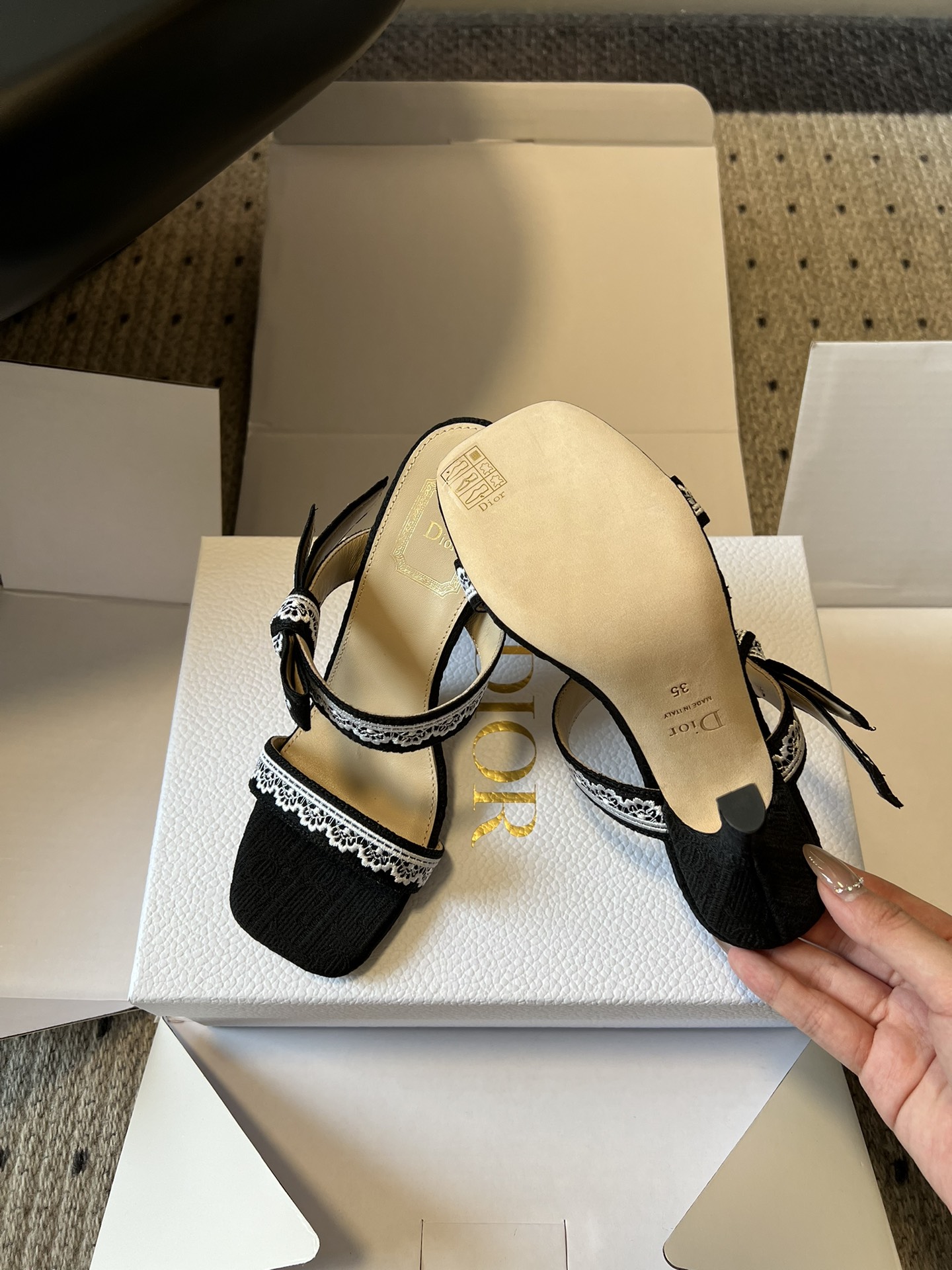 Dio*26ss早春新款蕾丝绑带方头高跟鞋一眼沦陷的复古设计，将迪奥的精致与浪漫完美融合。方头鞋型极致修