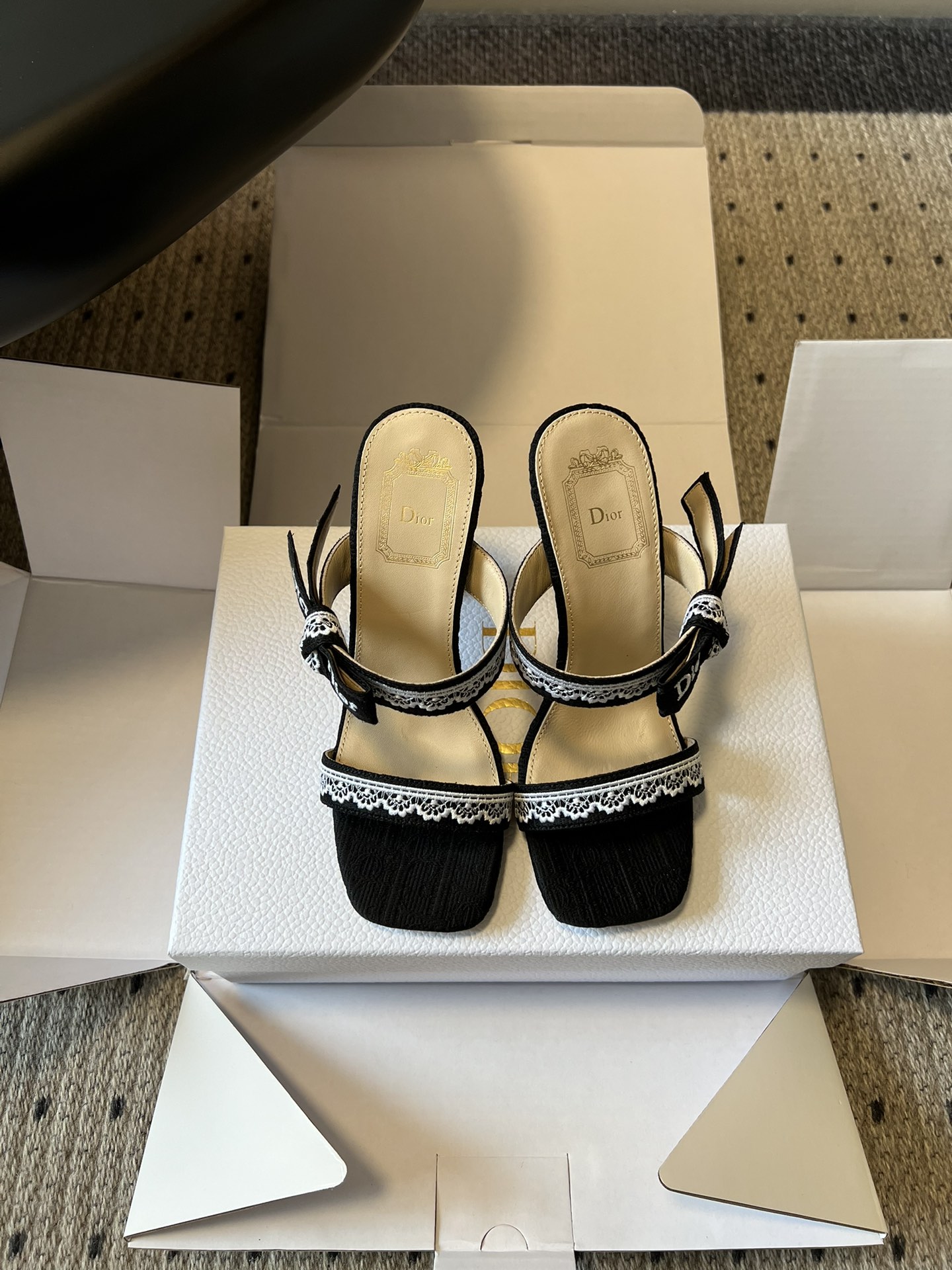 NO:783749,Dio*26ss new early spring lace strap square-toe high-heeled shoes. An eye-catching retro design that perfectly blends Dior's delicacy and romance. The square-toe shoe shape perfectly modifies the foot shape, making the foot smaller instantly, easily creating a slender and slender visual effect; the double-layer strap design is paired with exquisite lace, which is smart and reduces age, and the bow details add a girlish feel. Every detail tells the brand's top craftsmanship.  Whether it is paired with a simple commuting suit, an elegant holiday dress, or casual jeans, you can easily control the looseness and put a sense of luxury on your feet. You will be the focus wherever you go. Embroidered upper fabric, sheepskin lining, Italian genuine leather outsole, size 35-42 (customized sizes 40, 41, and 42 are non-refundable). Heel height 10cm 48, high-heeled shoes and slippers, dior, dior, high  heels,slippers,skirts,jeans,sheepskin,Leather soles19860909Dio*26ss早春新款蕾丝绑带方头高跟鞋 一眼沦陷的复古设计,将迪奥的精致与浪漫完美融合.方头鞋型极致修饰脚型,秒显脚小,轻松打造纤细修长的视觉效果；双层绑带设计搭配精致蕾丝花边,灵动又减龄,蝴蝶结细节更添少女感,每一处都在诉说着品牌的顶级工艺. 无论是搭配简约的通勤套装、飘逸的度假长裙,还是休闲的牛仔裤,都能轻松拿捏松弛感,把高级感穿在脚上,走到哪里都是焦点. 鞋面刺绣面料 内里羊皮 大底意大利真皮大底 size35-42码（40、41、42码定制不退换） 跟高10cm 48,高跟鞋拖鞋,dior,dior,high heels,slippers,skirts,jeans,sheepskin,Leather soles,Women's Shoes