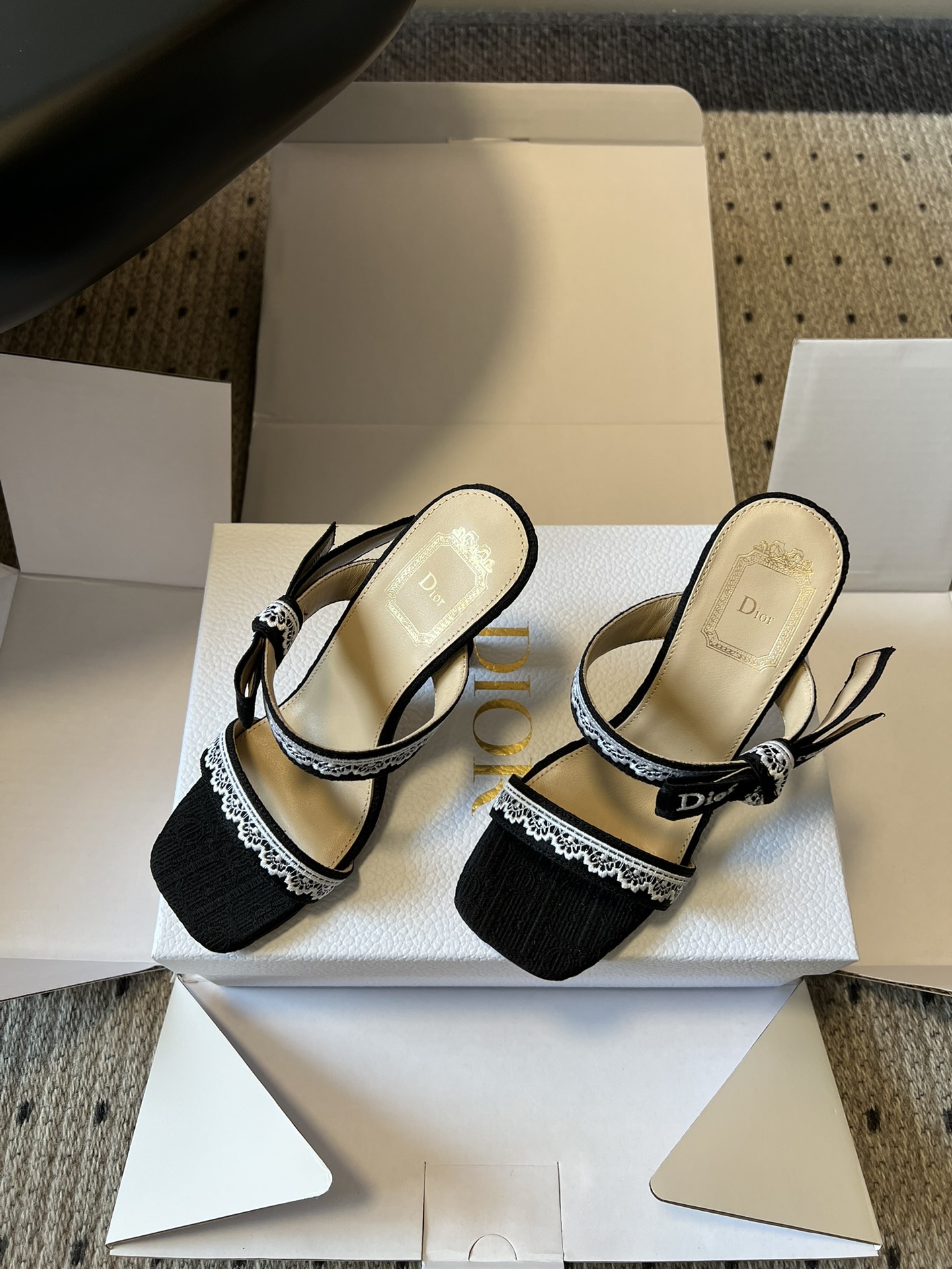 Dio*26ss早春新款蕾丝绑带方头高跟鞋一眼沦陷的复古设计，将迪奥的精致与浪漫完美融合。方头鞋型极致修