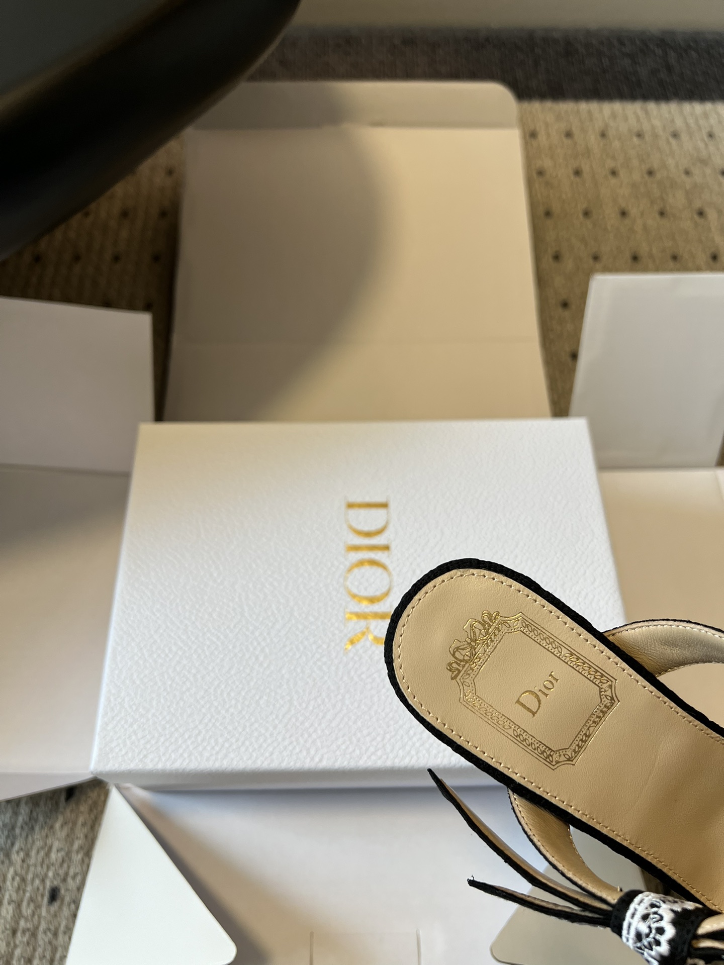 Dio*26ss早春新款蕾丝绑带方头高跟鞋一眼沦陷的复古设计，将迪奥的精致与浪漫完美融合。方头鞋型极致修