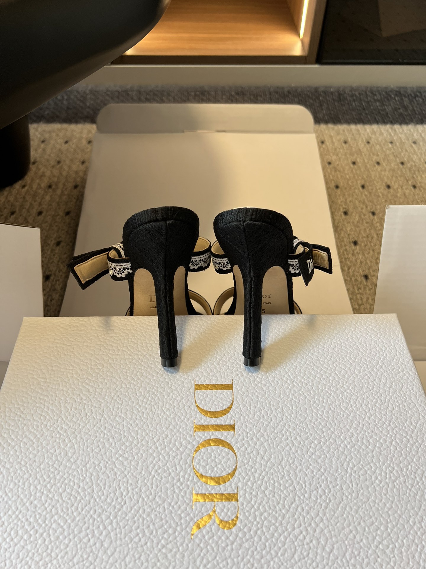 Dio*26ss早春新款蕾丝绑带方头高跟鞋一眼沦陷的复古设计，将迪奥的精致与浪漫完美融合。方头鞋型极致修