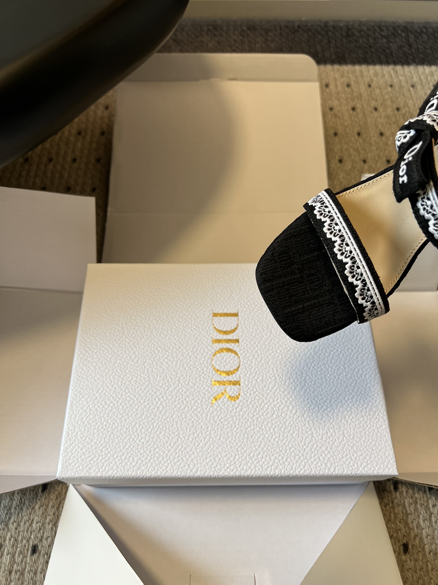 Dio*26ss早春新款蕾丝绑带方头高跟鞋一眼沦陷的复古设计，将迪奥的精致与浪漫完美融合。方头鞋型极致修