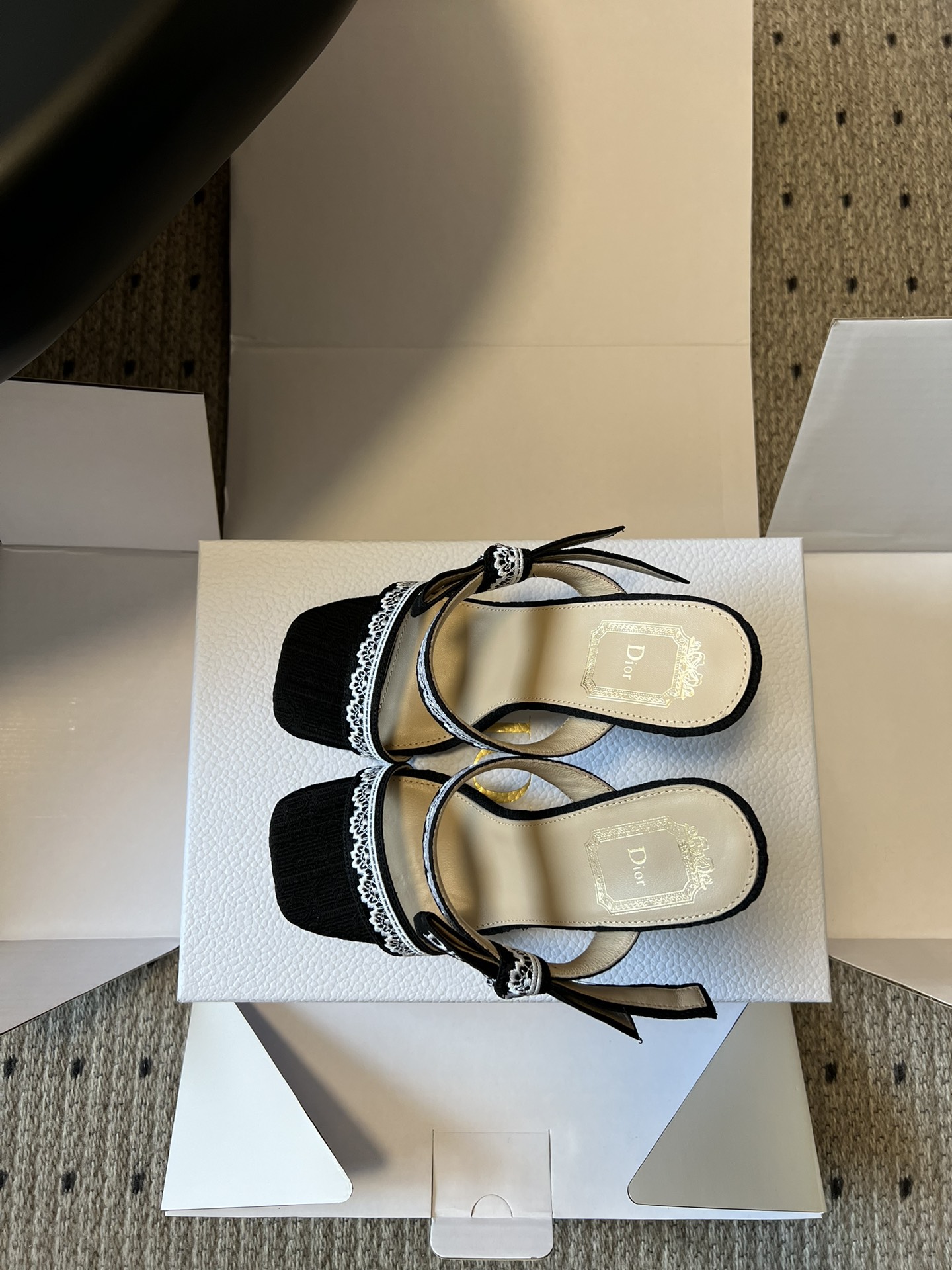 Dio*26ss早春新款蕾丝绑带方头高跟鞋一眼沦陷的复古设计，将迪奥的精致与浪漫完美融合。方头鞋型极致修