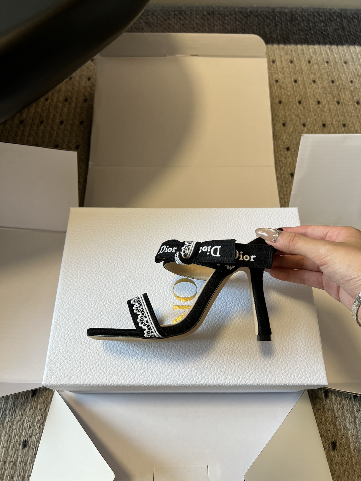 Dio*26ss早春新款蕾丝绑带方头高跟鞋一眼沦陷的复古设计，将迪奥的精致与浪漫完美融合。方头鞋型极致修