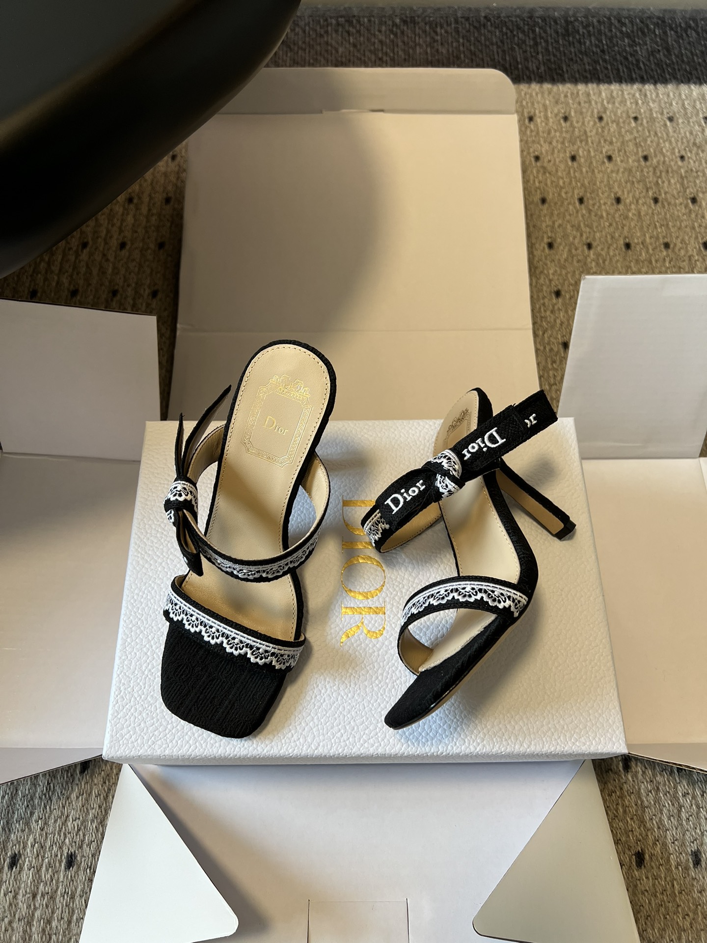 Dio*26ss早春新款蕾丝绑带方头高跟鞋一眼沦陷的复古设计，将迪奥的精致与浪漫完美融合。方头鞋型极致修