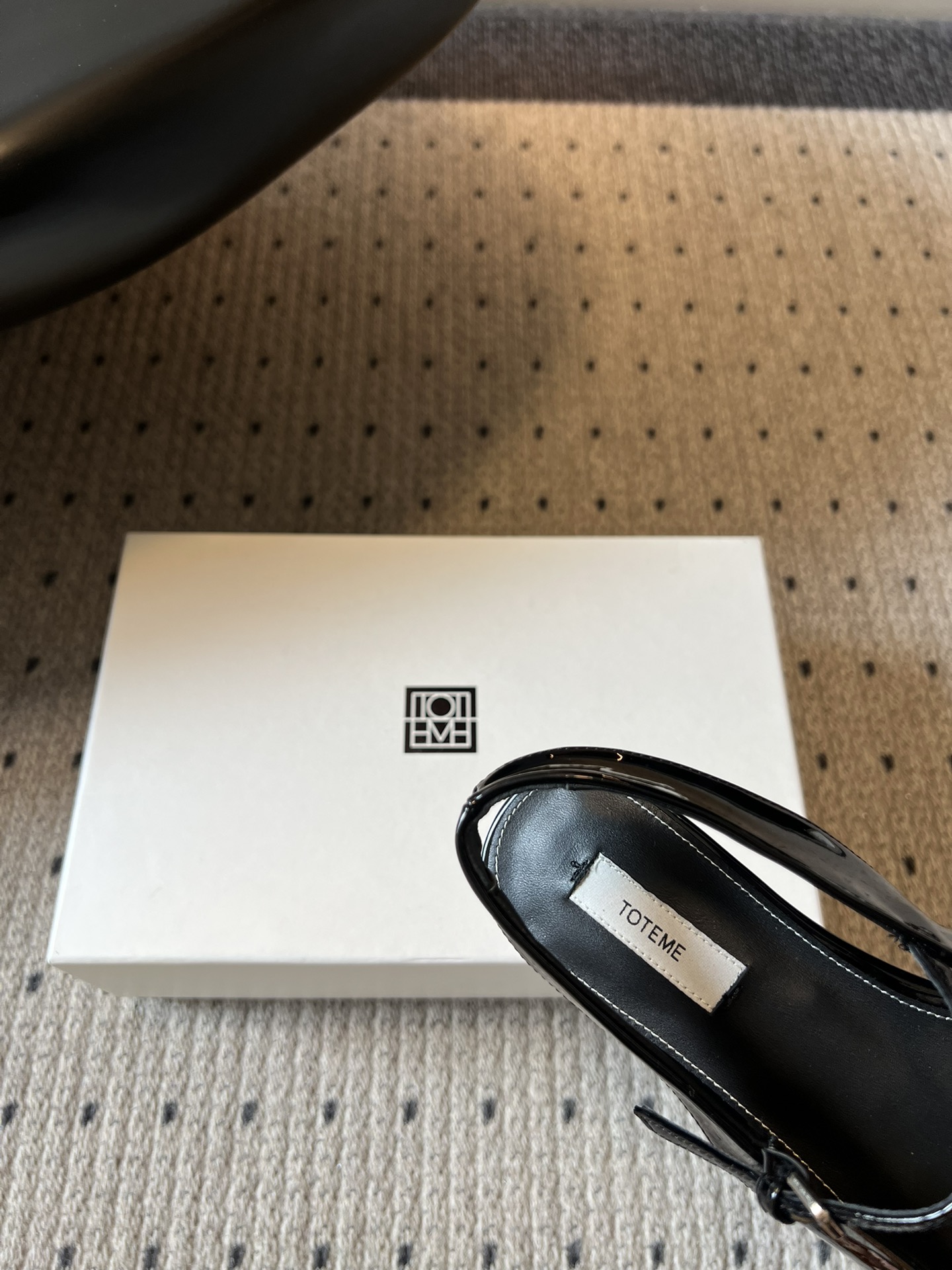 TOTEM*26ss早春新款经典后空玛丽珍单鞋一眼沦陷的北欧极简设计，将TOTEME的清冷高级感完美诠释