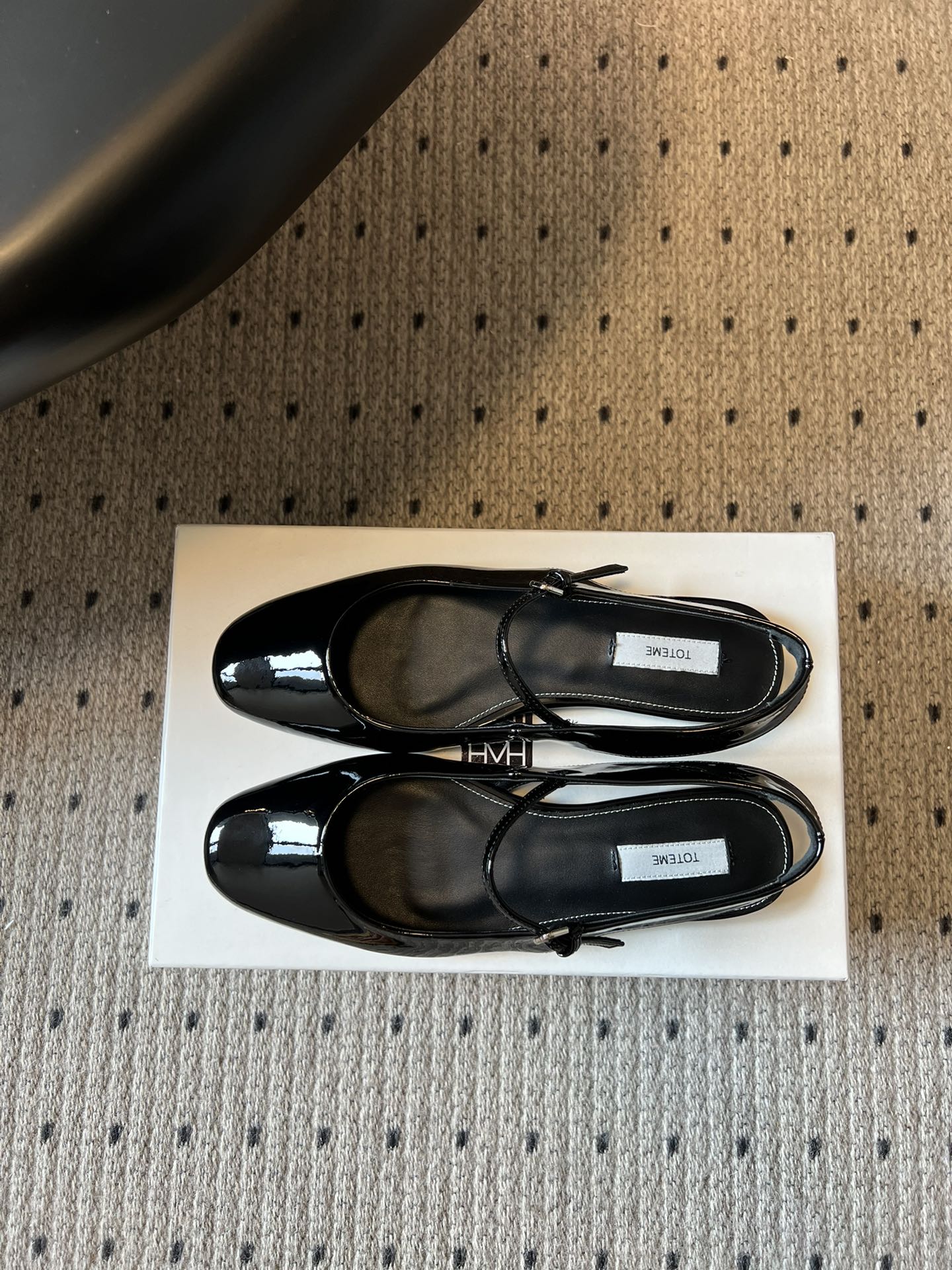 TOTEM*26ss早春新款经典后空玛丽珍单鞋一眼沦陷的北欧极简设计，将TOTEME的清冷高级感完美诠释