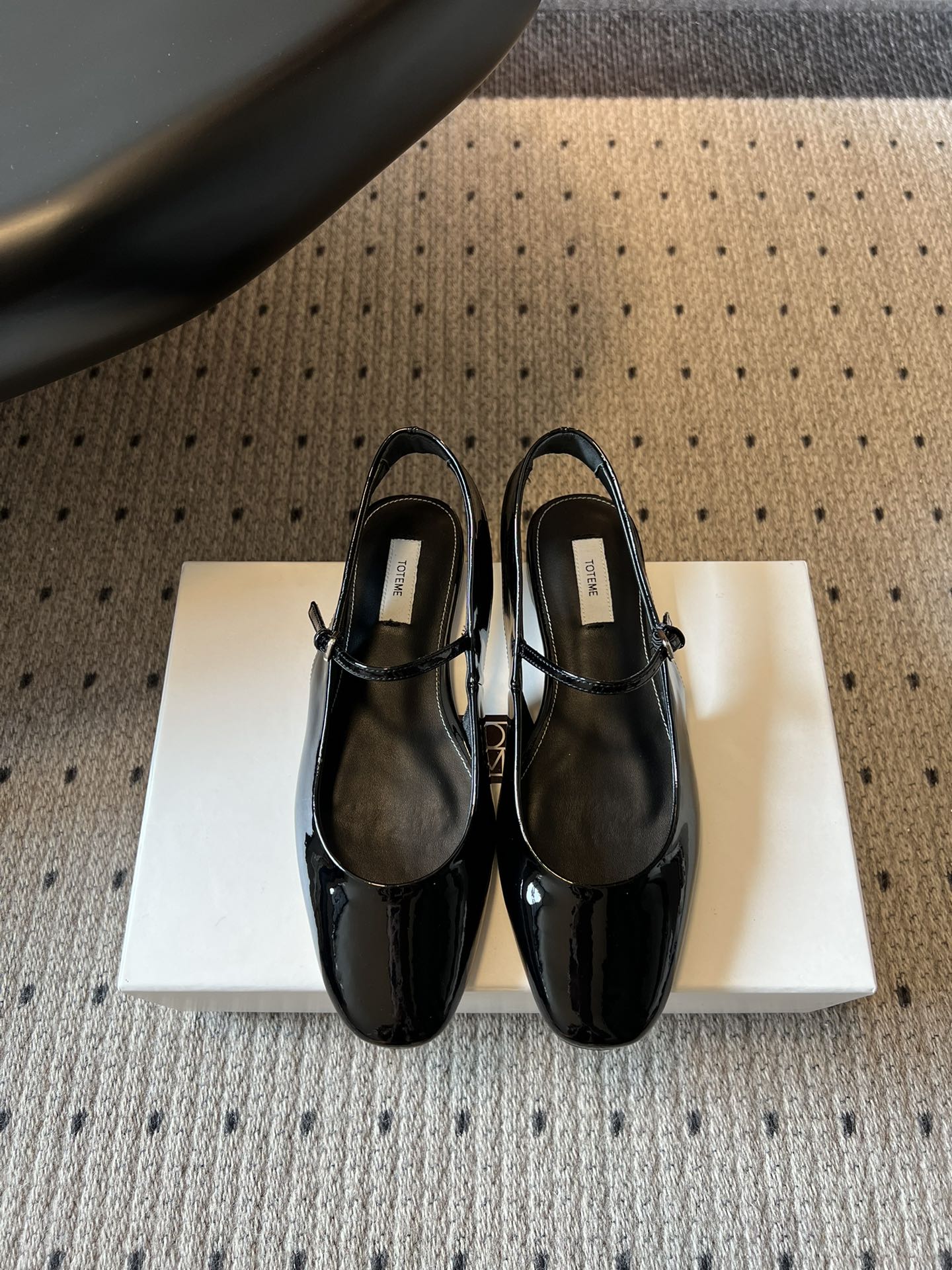 TOTEM*26ss早春新款经典后空玛丽珍单鞋一眼沦陷的北欧极简设计，将TOTEME的清冷高级感完美诠释