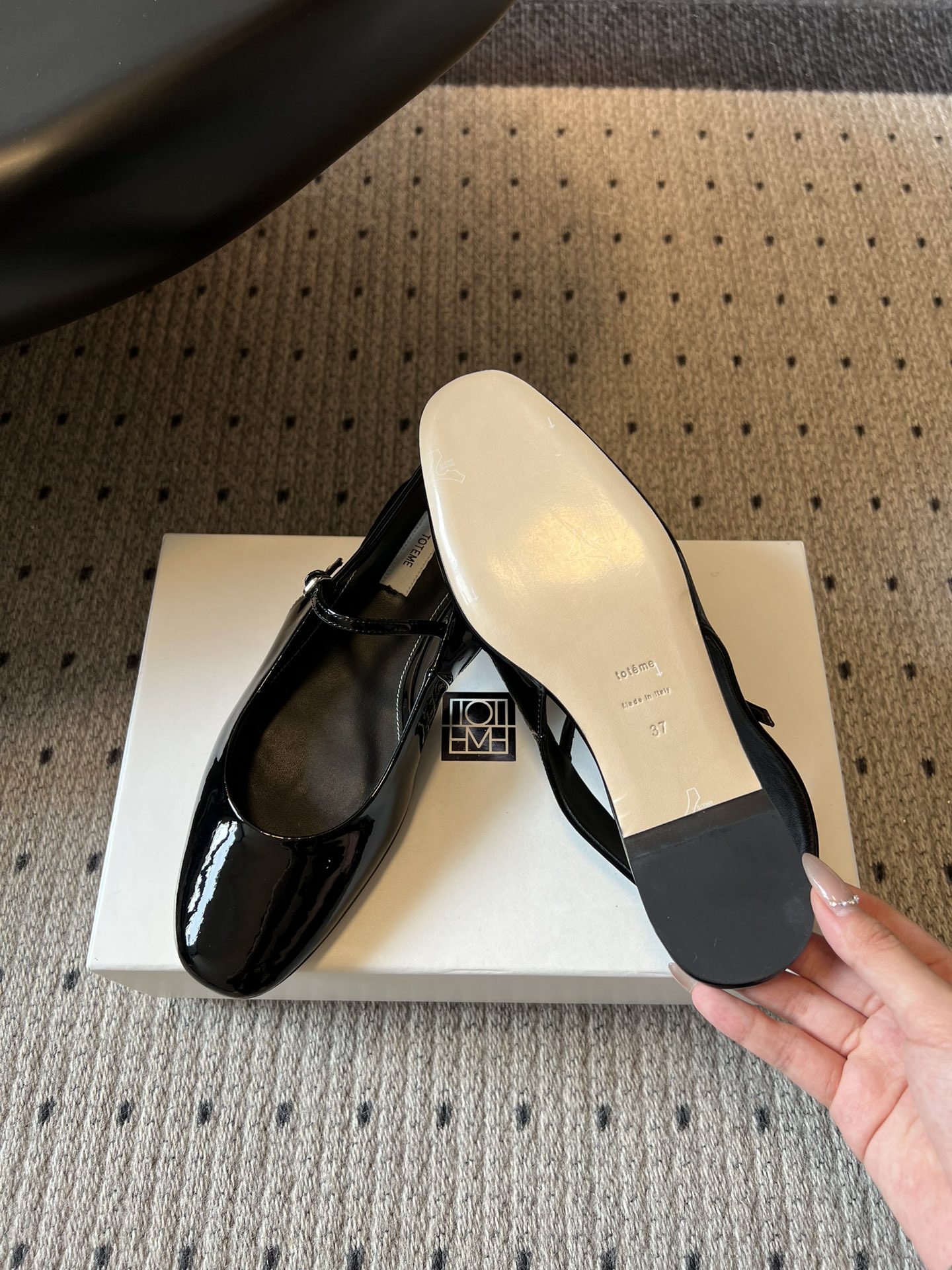 TOTEM*26ss早春新款经典后空玛丽珍单鞋一眼沦陷的北欧极简设计，将TOTEME的清冷高级感完美诠释