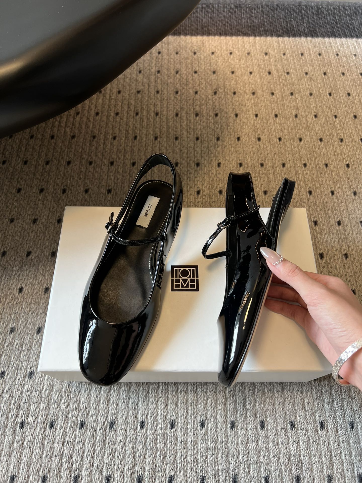 TOTEM*26ss早春新款经典后空玛丽珍单鞋一眼沦陷的北欧极简设计，将TOTEME的清冷高级感完美诠释