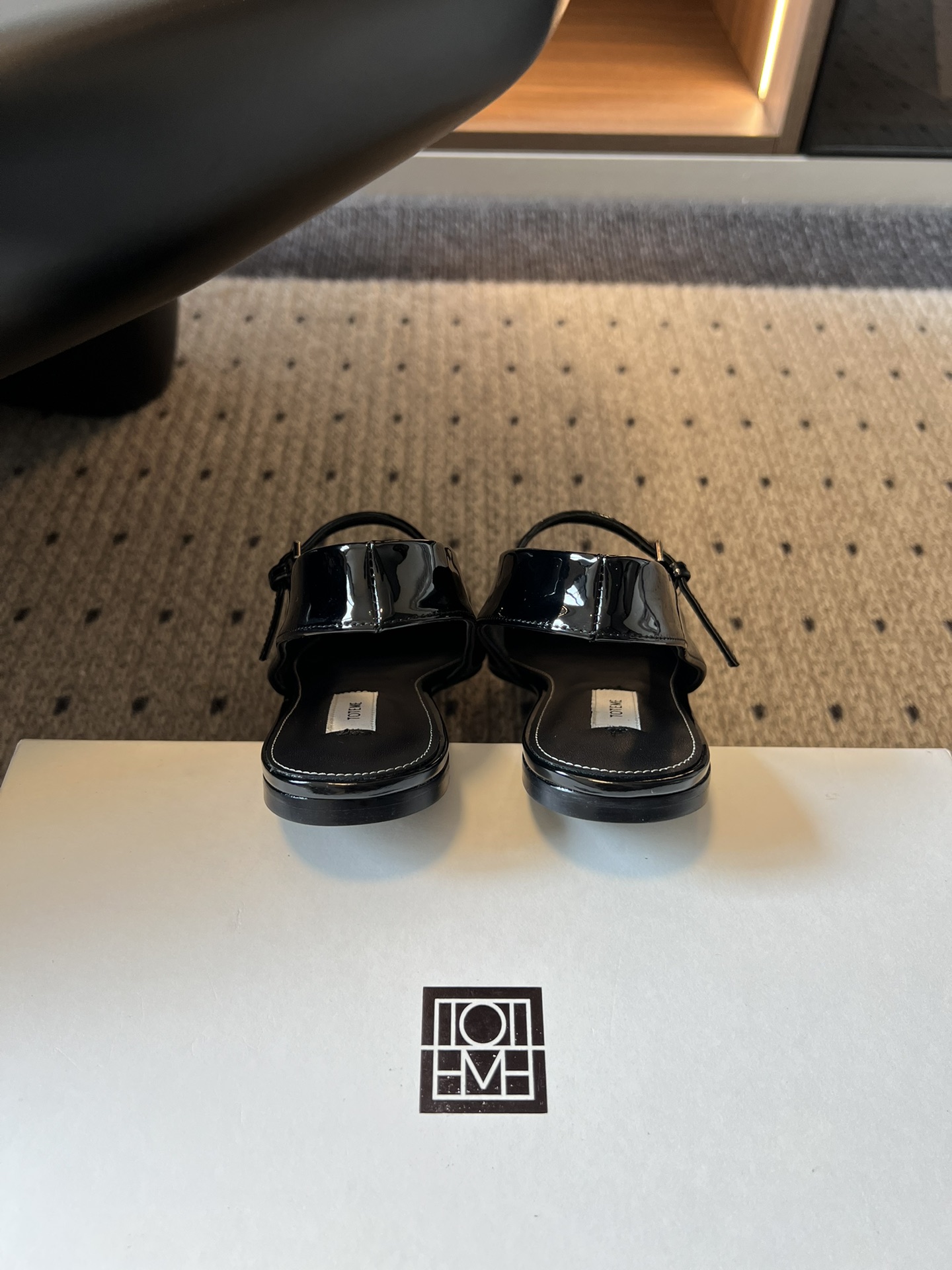 TOTEM*26ss早春新款经典后空玛丽珍单鞋一眼沦陷的北欧极简设计，将TOTEME的清冷高级感完美诠释