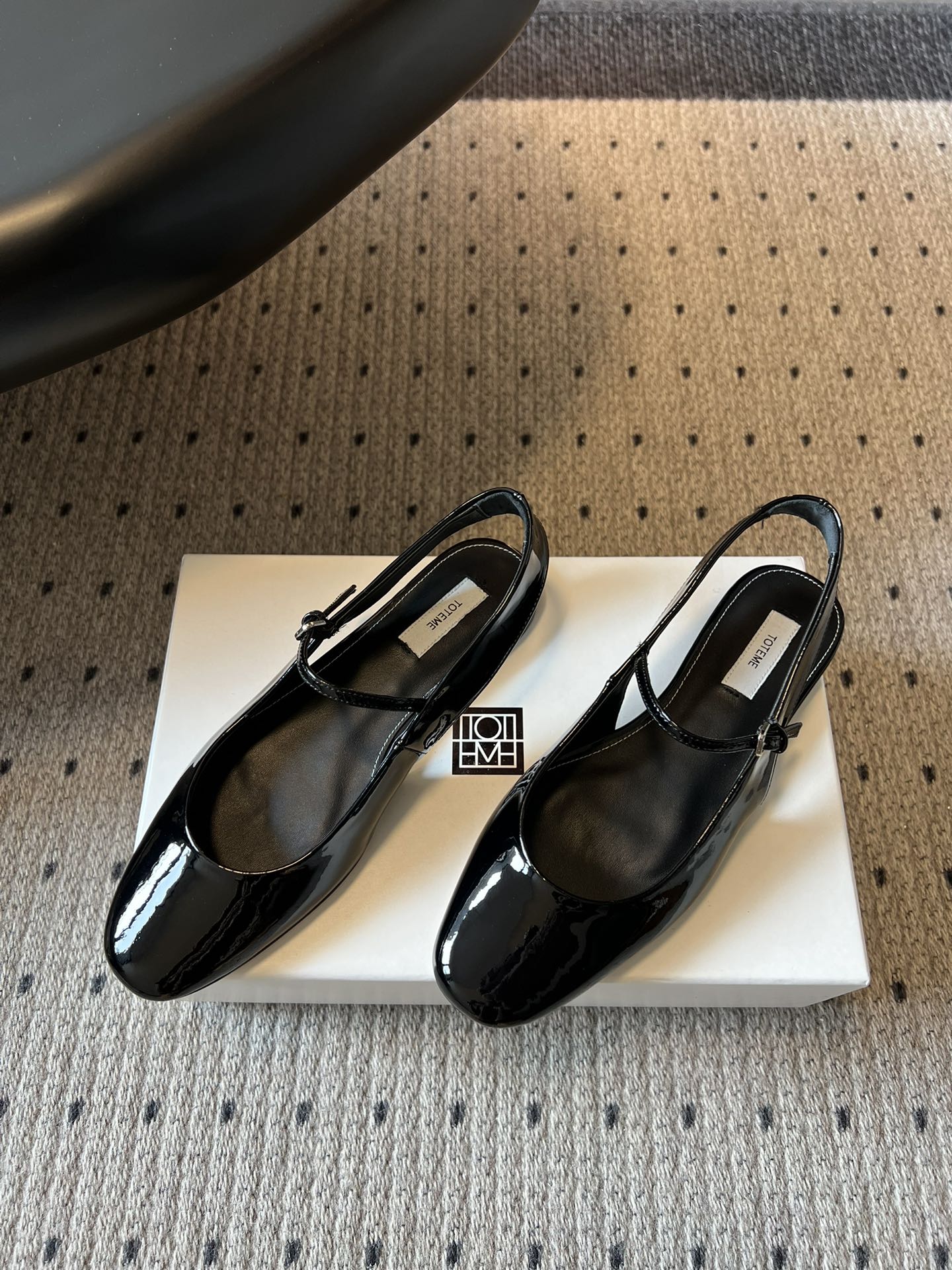 TOTEM*26ss早春新款经典后空玛丽珍单鞋一眼沦陷的北欧极简设计，将TOTEME的清冷高级感完美诠释