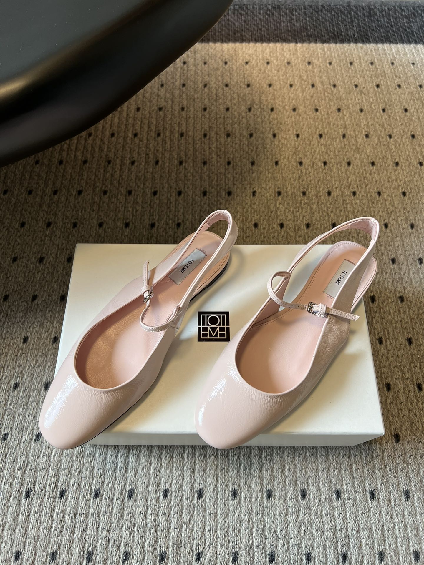 TOTEM*26ss早春新款经典后空玛丽珍单鞋一眼沦陷的北欧极简设计，将TOTEME的清冷高级感完美诠释