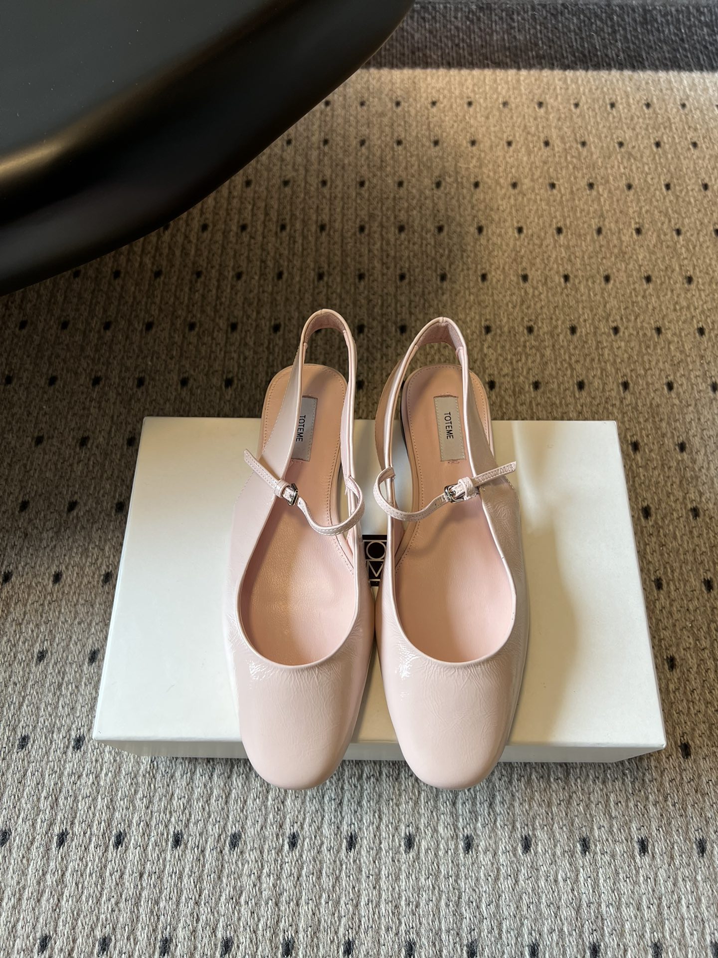 TOTEM*26ss早春新款经典后空玛丽珍单鞋一眼沦陷的北欧极简设计，将TOTEME的清冷高级感完美诠释