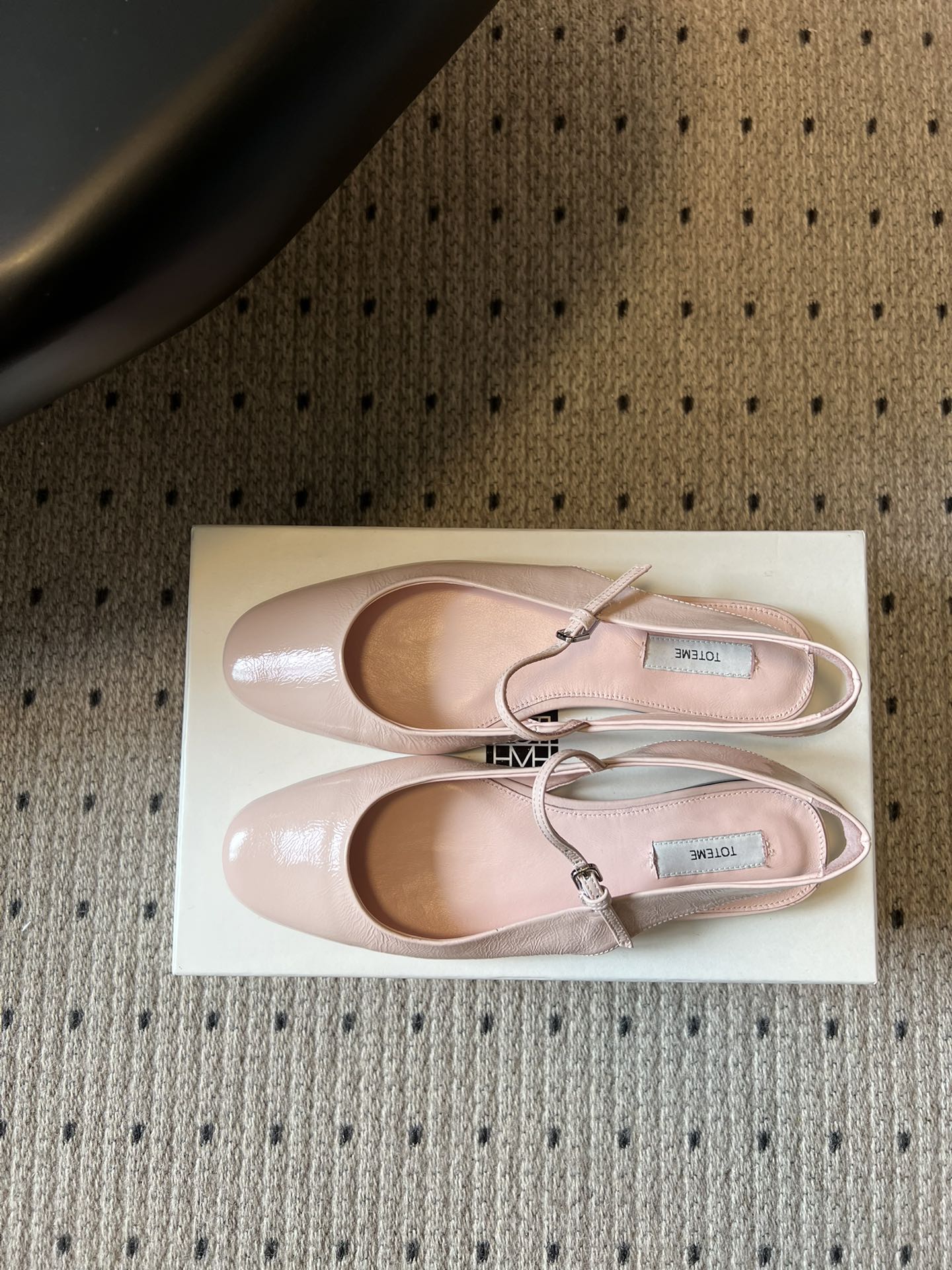 TOTEM*26ss早春新款经典后空玛丽珍单鞋一眼沦陷的北欧极简设计，将TOTEME的清冷高级感完美诠释