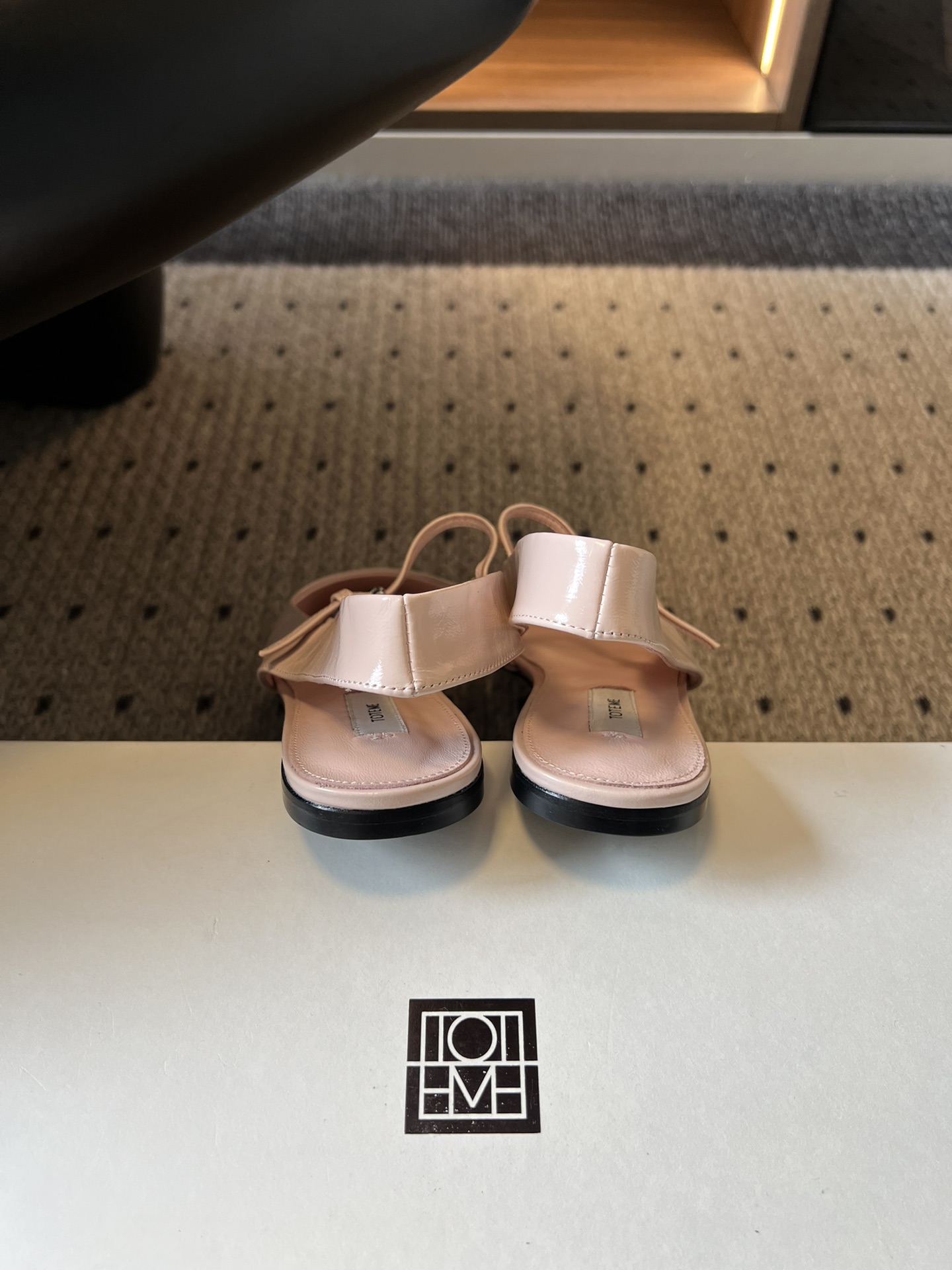 TOTEM*26ss早春新款经典后空玛丽珍单鞋一眼沦陷的北欧极简设计，将TOTEME的清冷高级感完美诠释