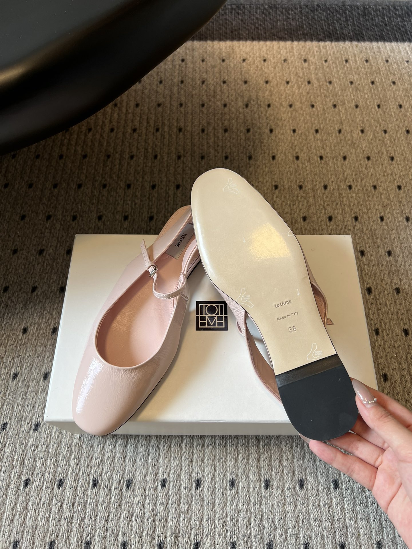 TOTEM*26ss早春新款经典后空玛丽珍单鞋一眼沦陷的北欧极简设计，将TOTEME的清冷高级感完美诠释