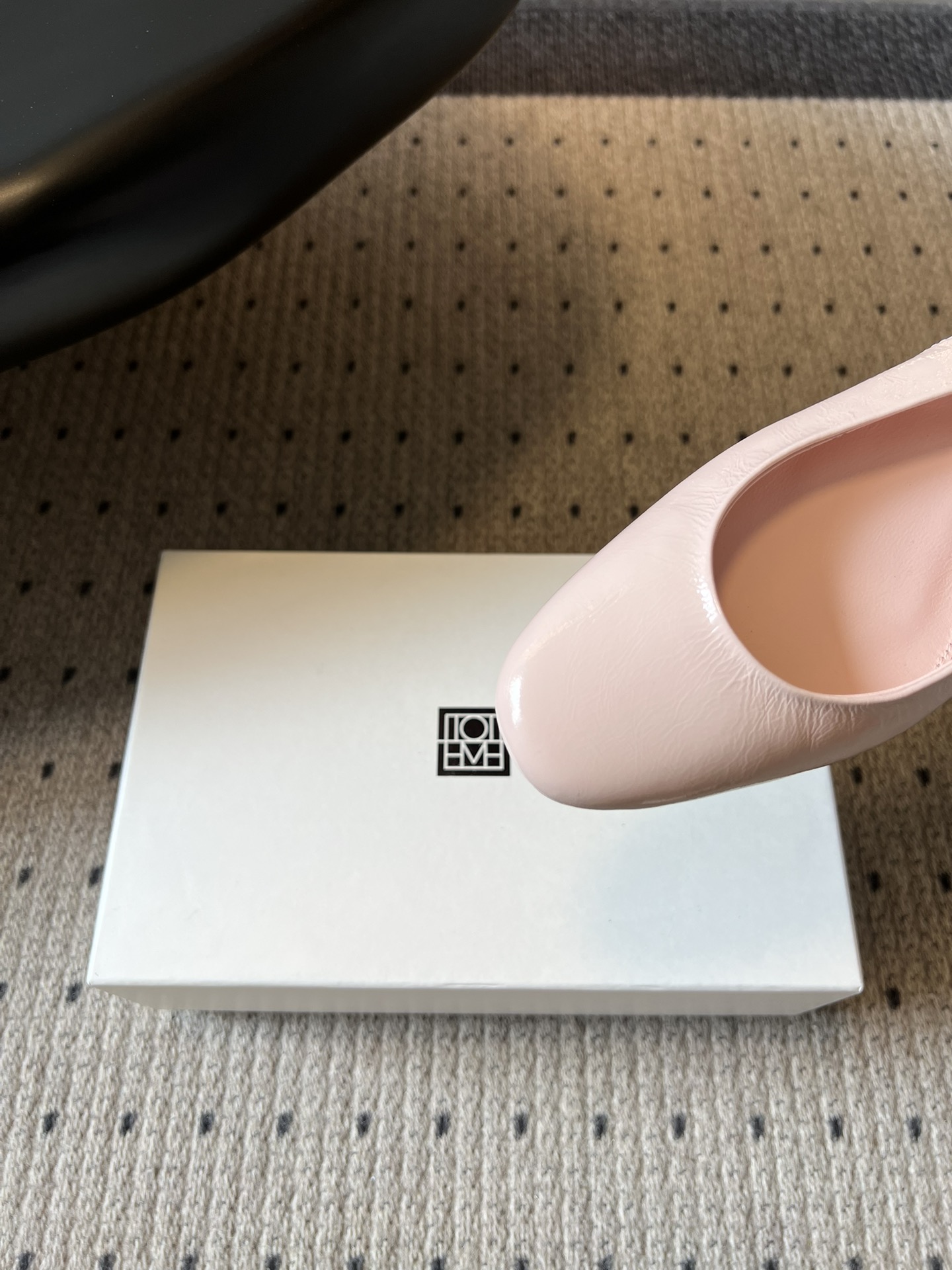 TOTEM*26ss早春新款经典后空玛丽珍单鞋一眼沦陷的北欧极简设计，将TOTEME的清冷高级感完美诠释