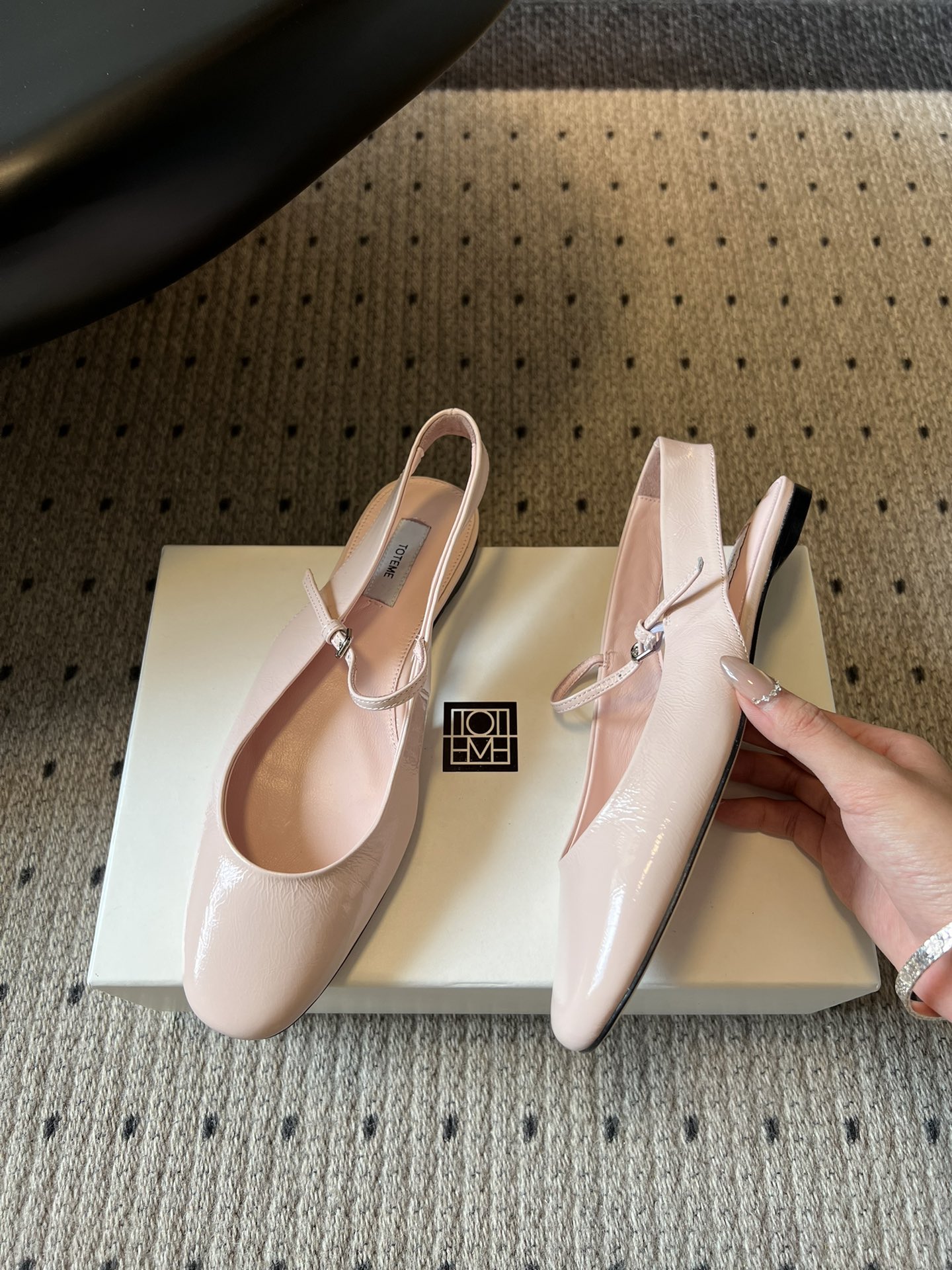 TOTEM*26ss早春新款经典后空玛丽珍单鞋一眼沦陷的北欧极简设计，将TOTEME的清冷高级感完美诠释