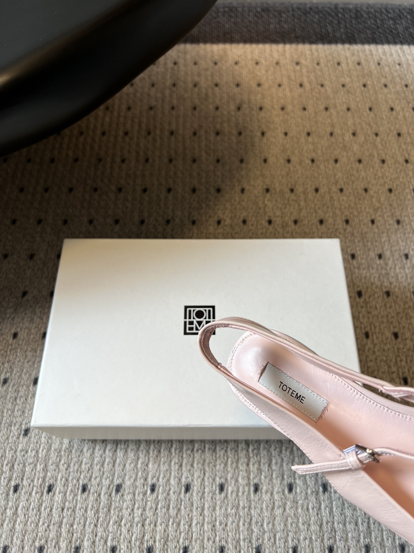 TOTEM*26ss早春新款经典后空玛丽珍单鞋一眼沦陷的北欧极简设计，将TOTEME的清冷高级感完美诠释